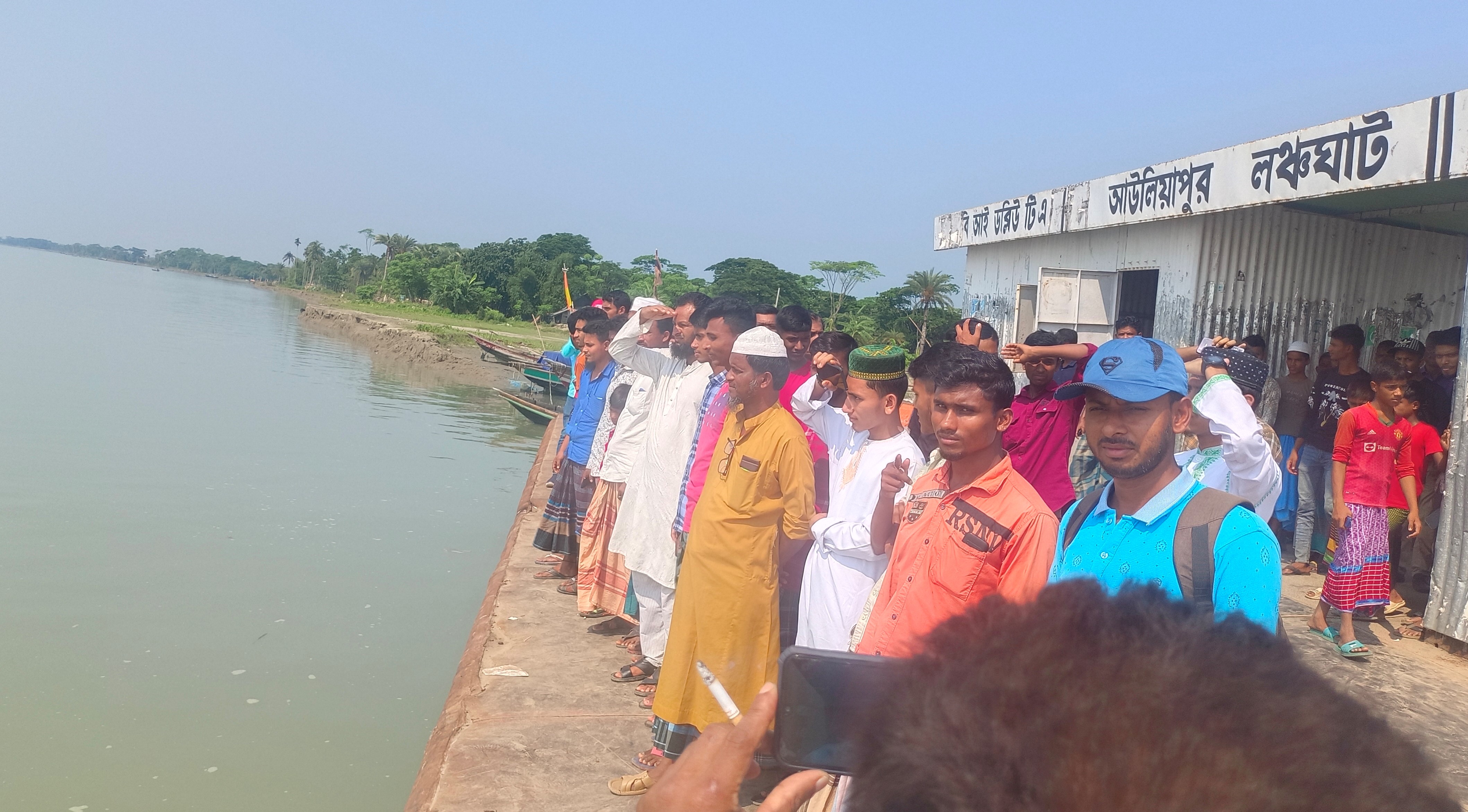 পটুয়াখালীতে ট্রলারডুবি: এখনো মেলেনি বরসহ নিখোঁজ ৪ জনের সন্ধান