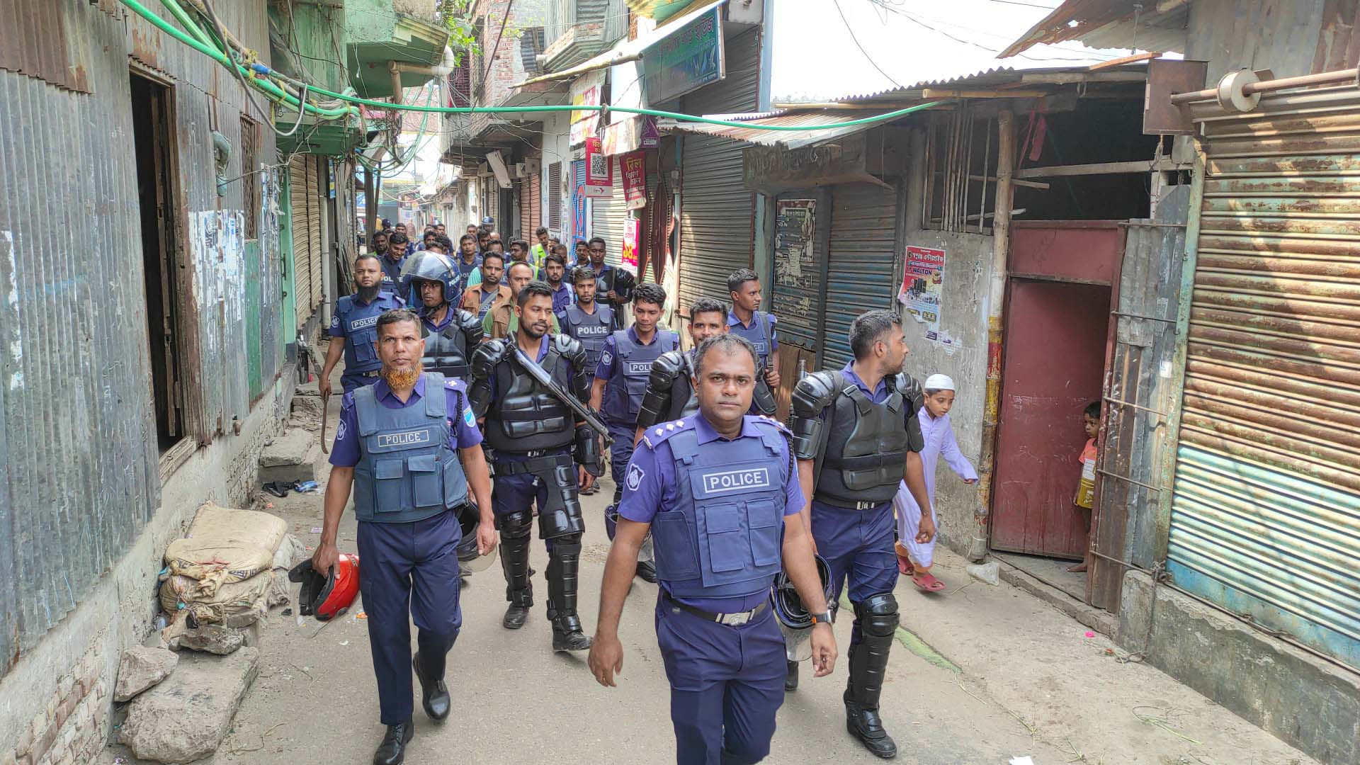 চনপাড়ায় মাদক চোরাকারবারিদের মধ্যে দফায় দফায় সংঘর্ষ, আটক ১৩