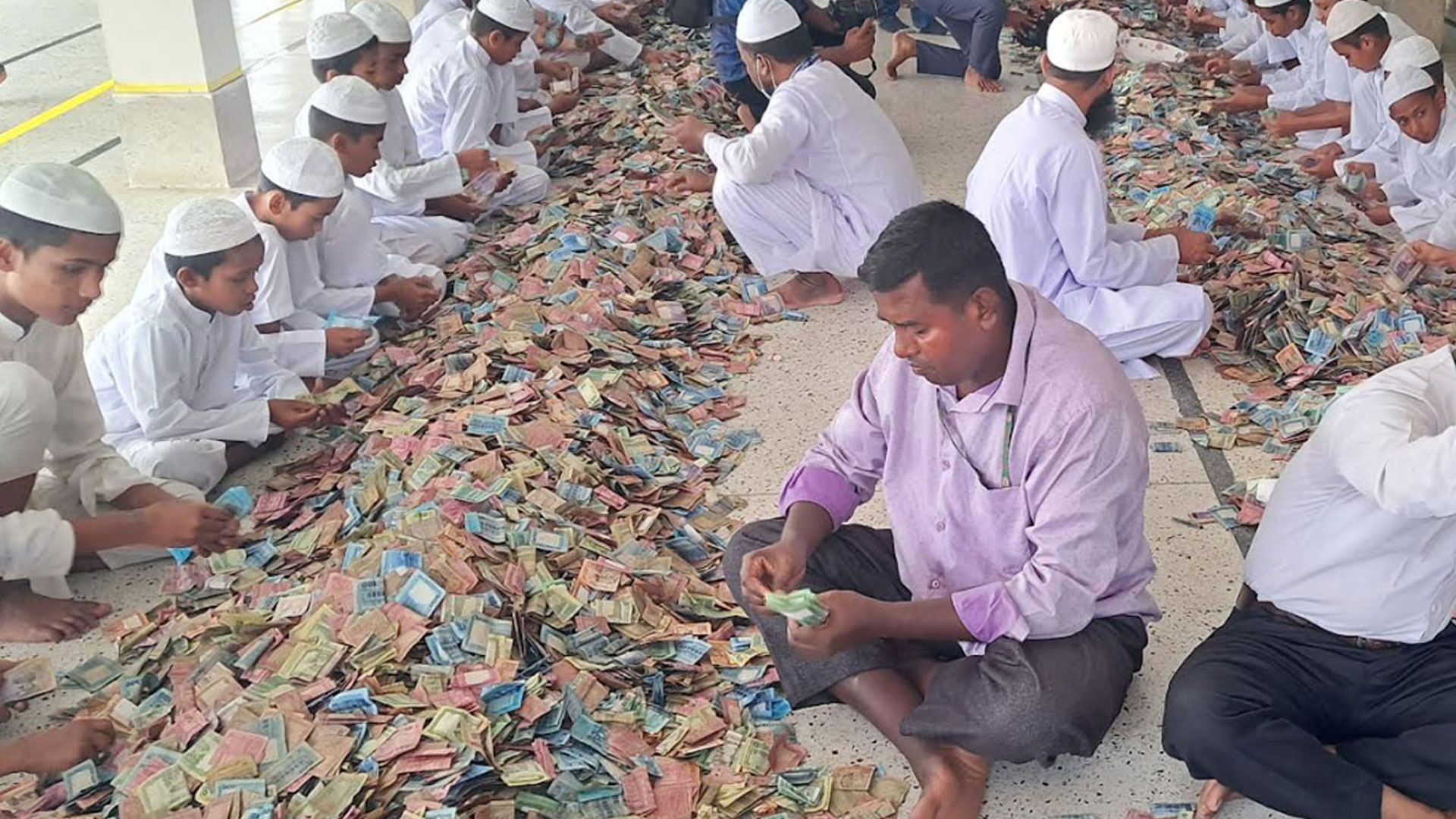 পাগলা মসজিদের ৮ দানবাক্সে ১৯ বস্তা টাকা, চলছে গণনা