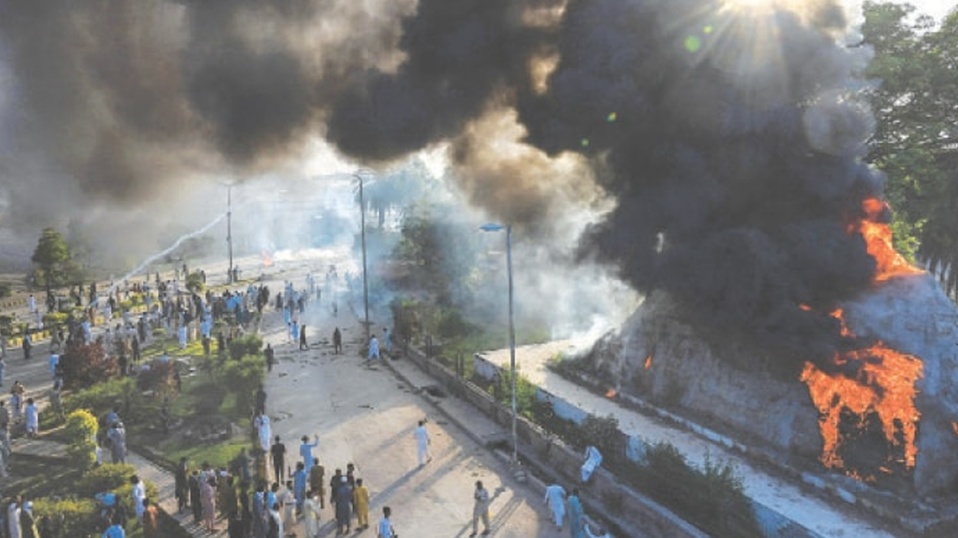 দেশব্যাপী ধর্মঘটের ডাক ইমরান খানের দলের