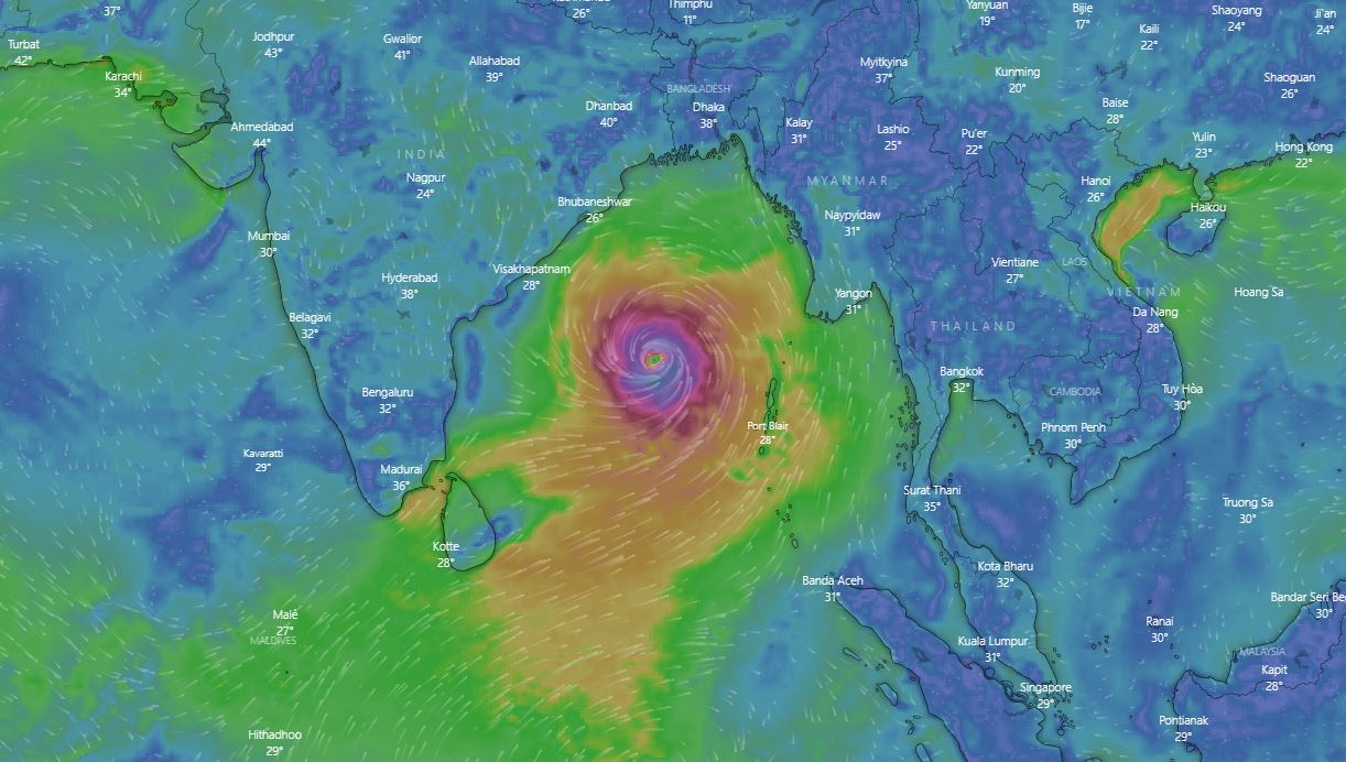 ১৩ কিলোমিটার গতিতে উত্তরে এগোচ্ছে ‘মোখা’