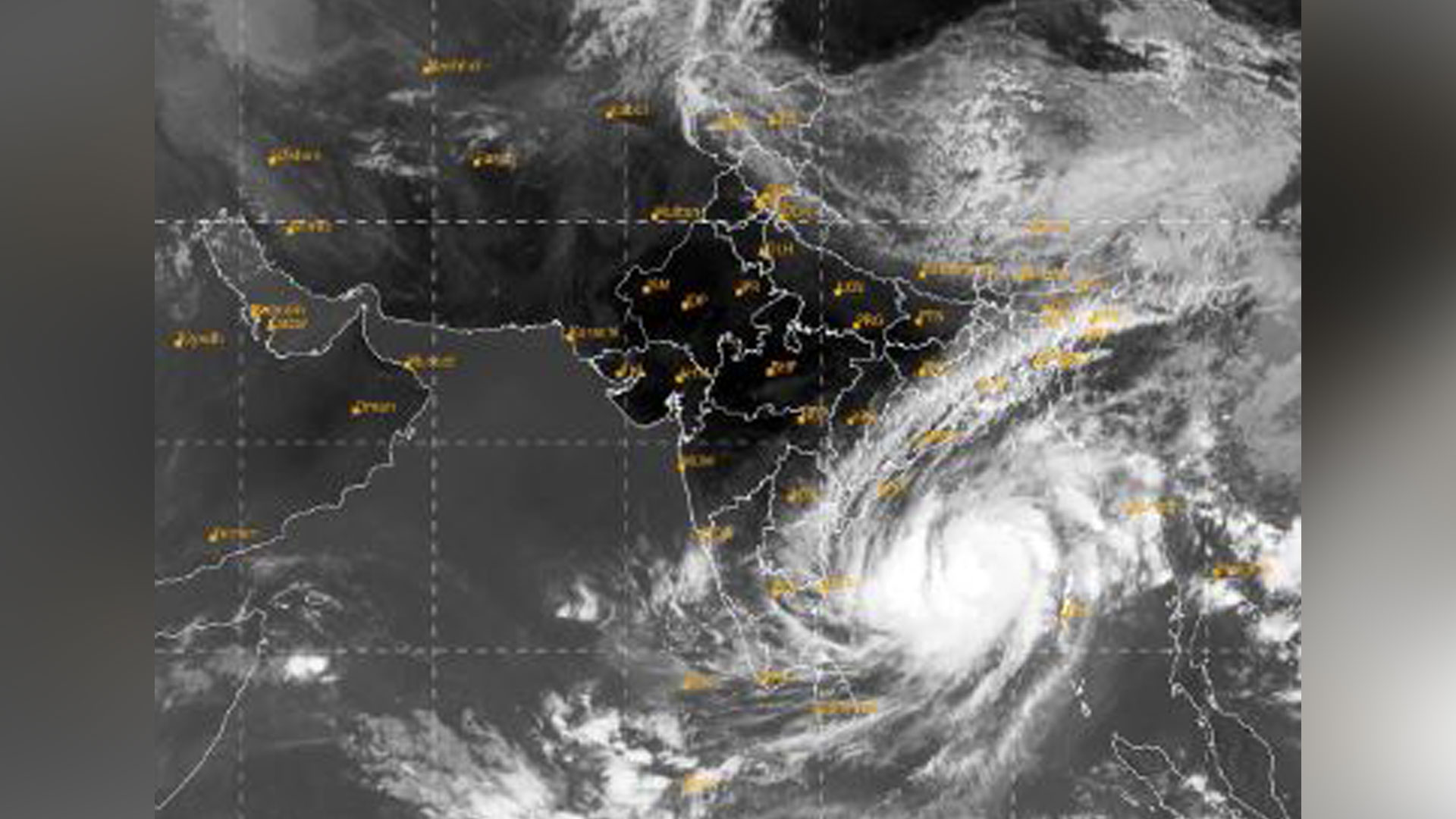 ‘অতি প্রবল’ মোখার কেন্দ্রে বাতাসের গতিবেগ ১৪০ কিলোমিটার