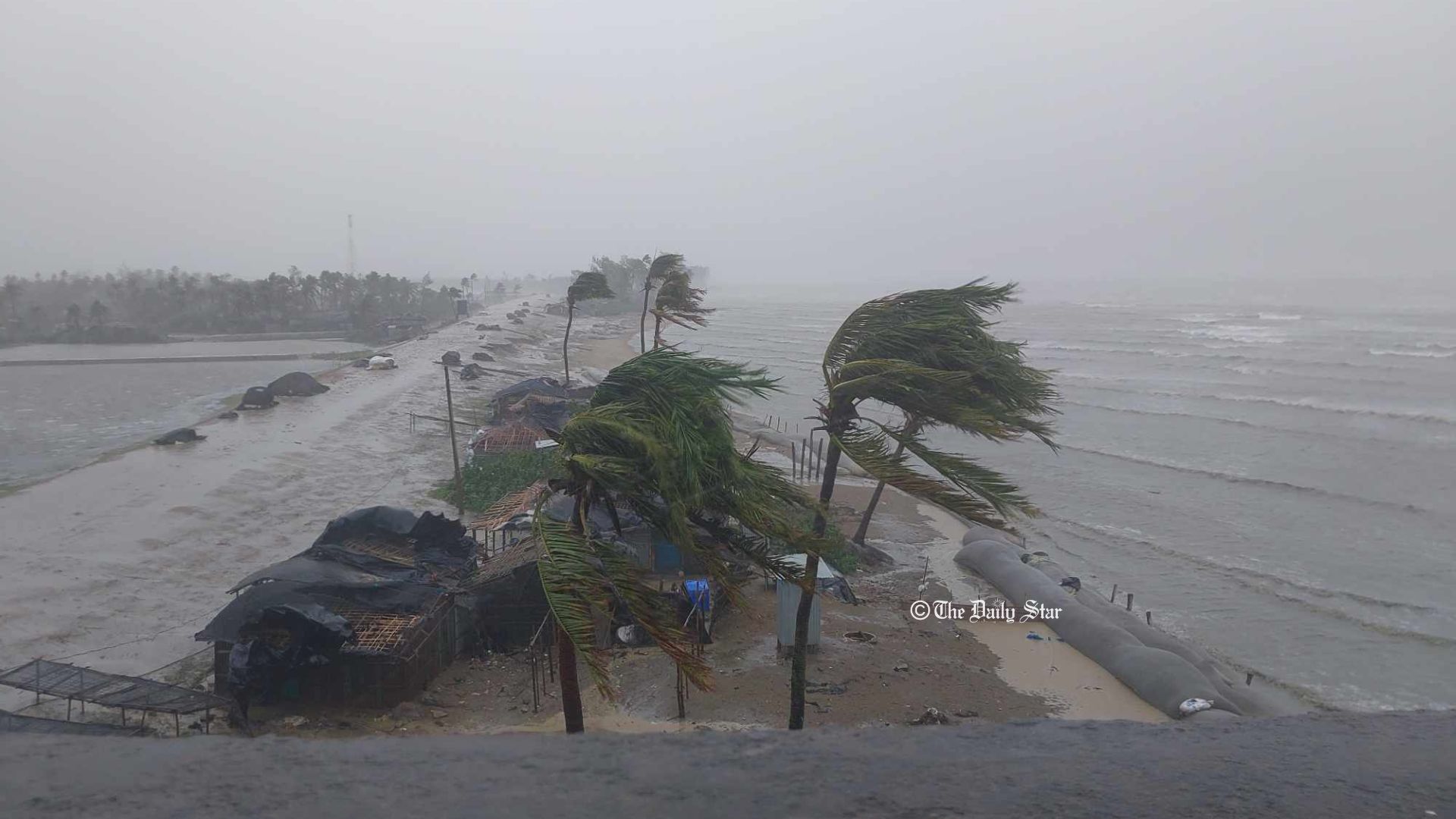 মোখার কেন্দ্র এখন মিয়ানমারের স্থলভাগে, সম্পূর্ণ উপকূল অতিক্রম সন্ধ্যার মধ্যে