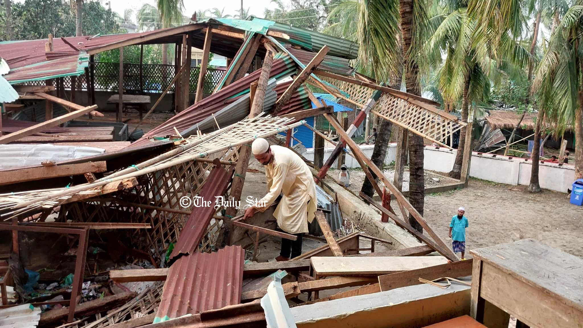 সেন্টমার্টিনে খাদ্য-পানির সংকট, নেই ঘর মেরামতের সহযোগিতাও