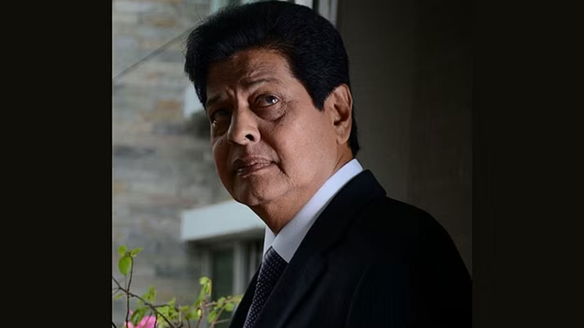 বাবার কবরের পাশে শায়িত হলেন নায়ক ফারুক