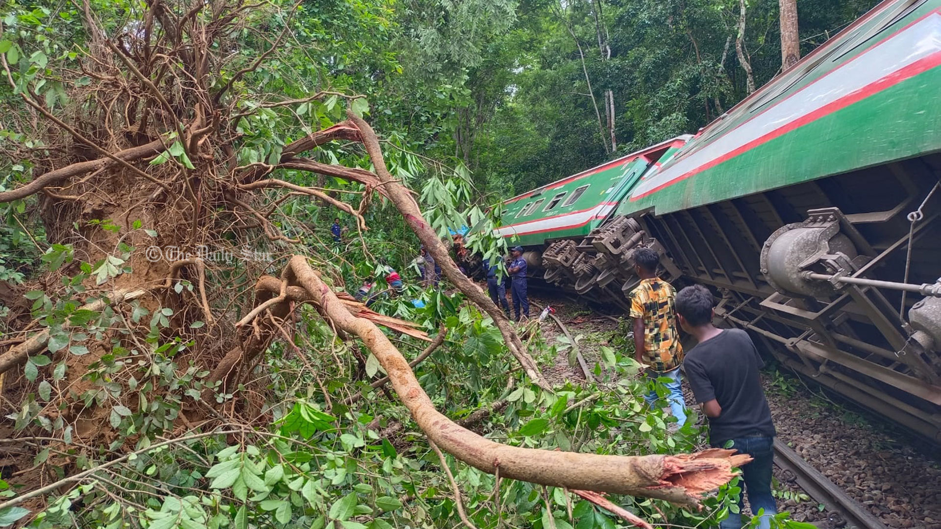 লাউয়াছড়ায় লাইনচ্যুত ট্রেনের বগি উদ্ধারে আরও ২-৩ ঘণ্টা লাগবে