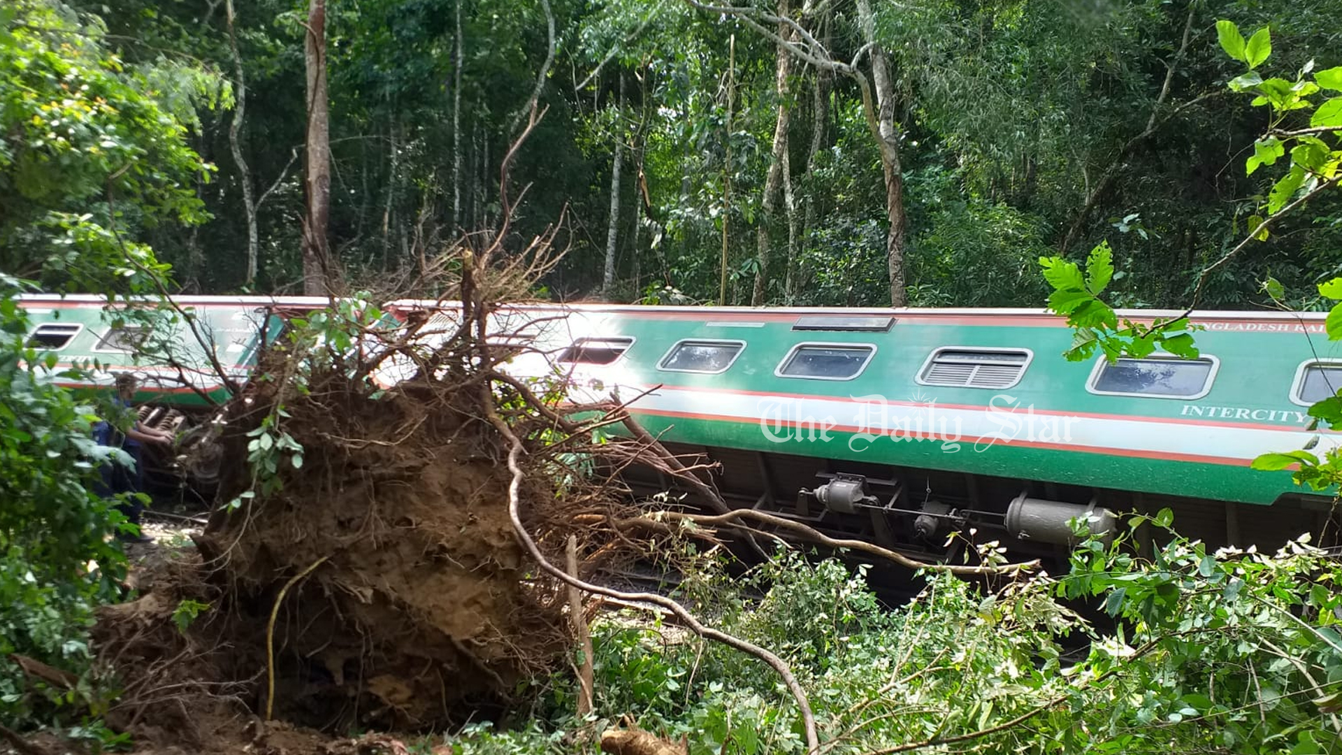 ‘ট্রেন ধীরে চলায় বড় দুর্ঘটনা ঘটেনি’