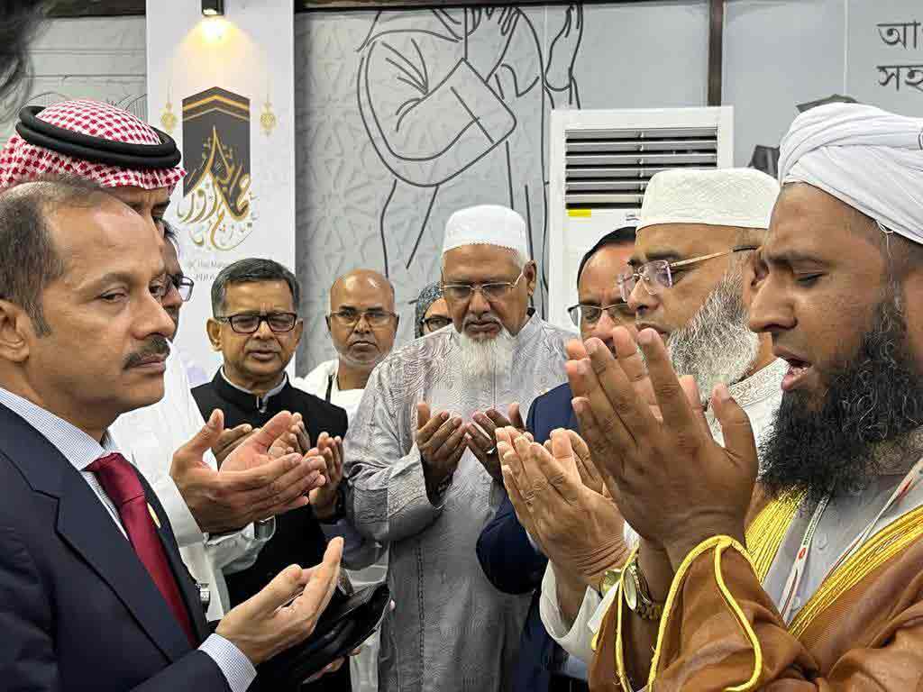 ৪১৫ যাত্রী নিয়ে প্রথম হজ ফ্লাইট ঢাকা ছেড়েছে