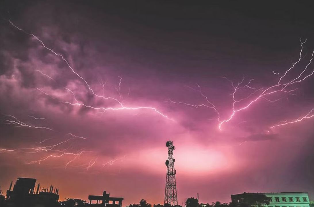 ঝড়-বৃষ্টিতে বৈদ্যুতিক সামগ্রী সুরক্ষায় যা করবেন