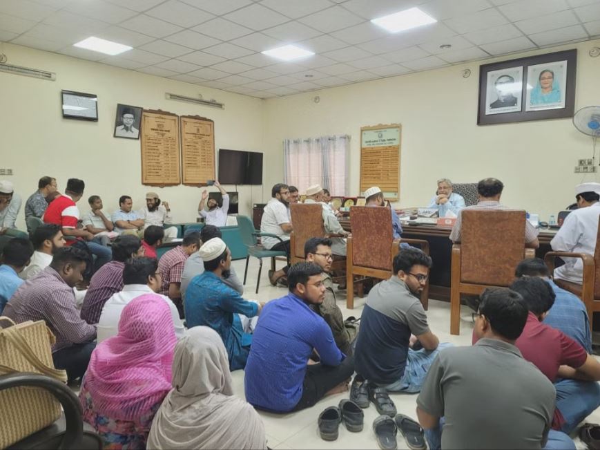 পদোন্নতির দাবিতে রুয়েট শিক্ষকদের ভিসি কার্যালয়ে অবস্থান