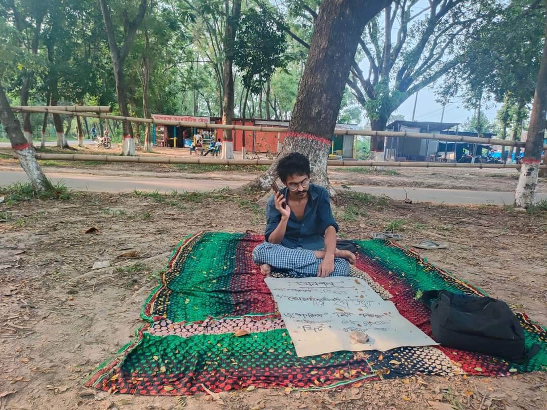 হলে আসন সংকট সমাধানে ৭২ ঘণ্টা ধরে অনশনে জাবি শিক্ষার্থী