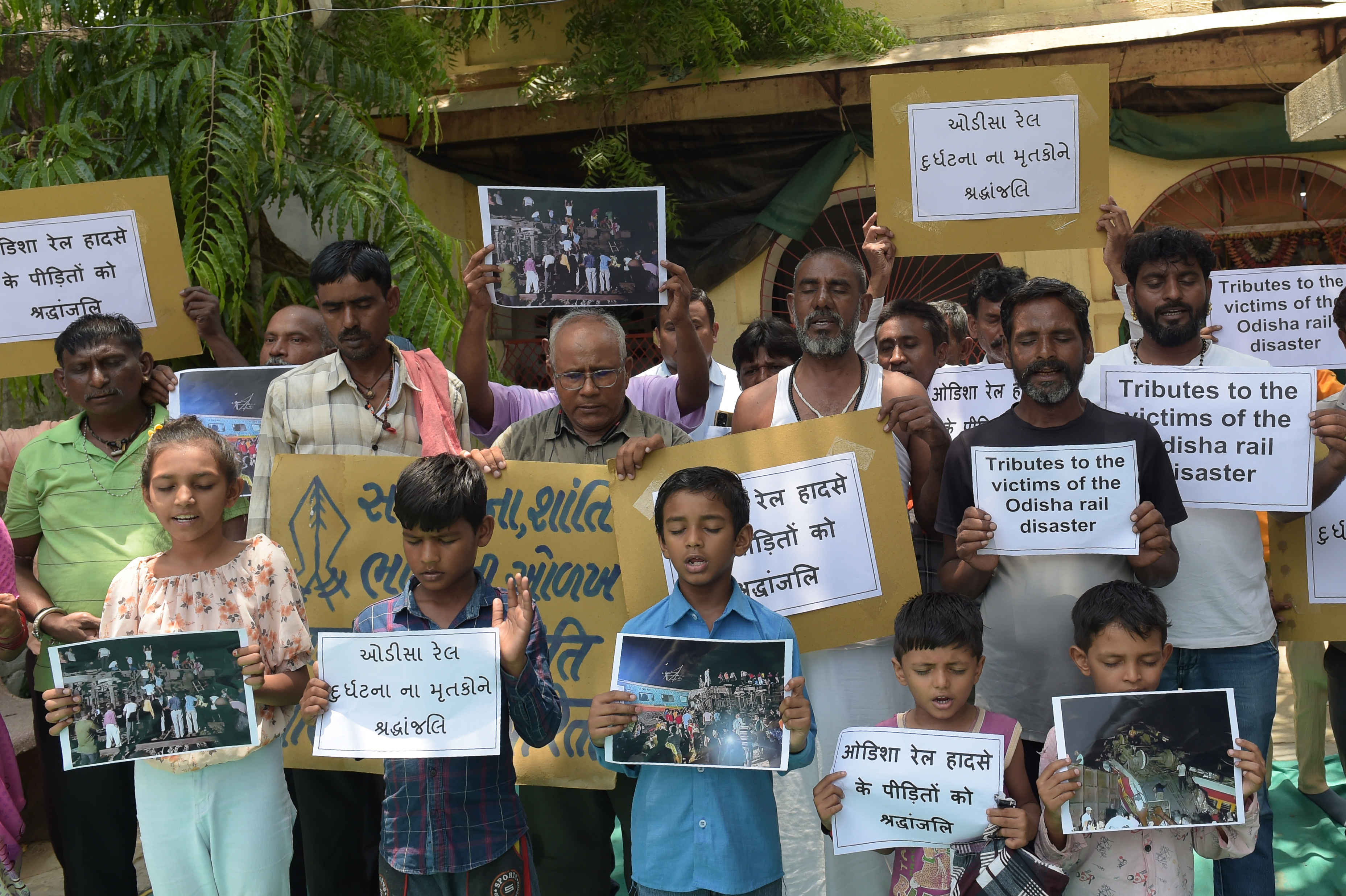 স্বজনরা খুঁজছেন স্বজনদের: নিহত বেড়ে ২৯৪