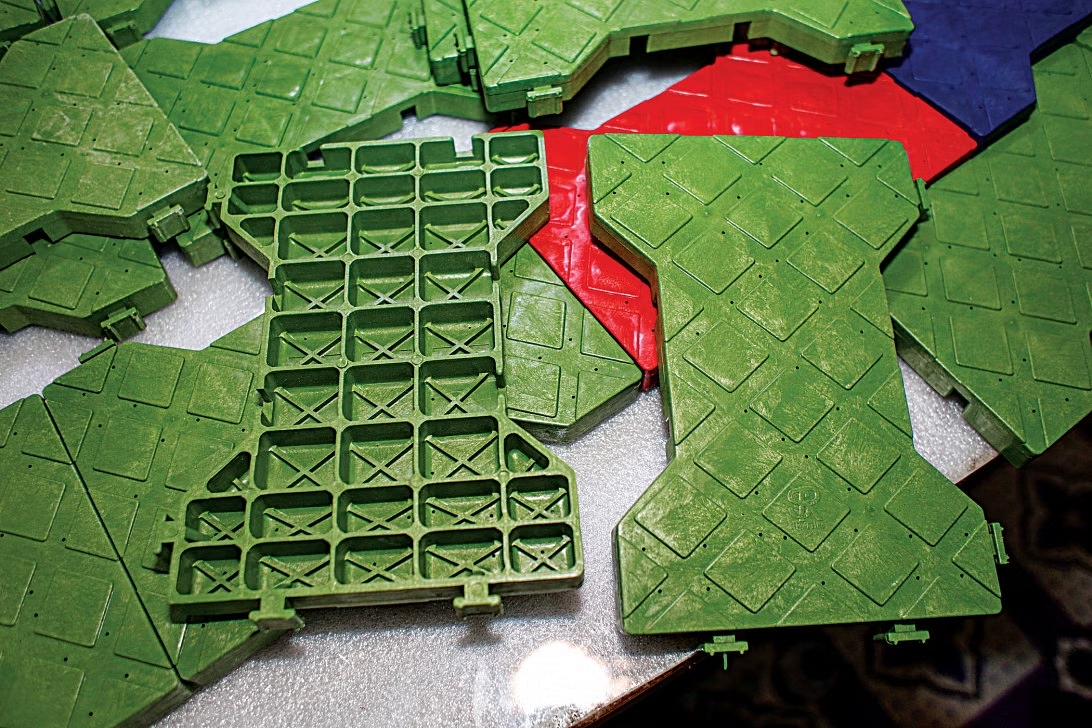 ফেলে দেওয়া প্লাস্টিক থেকে টাইলস