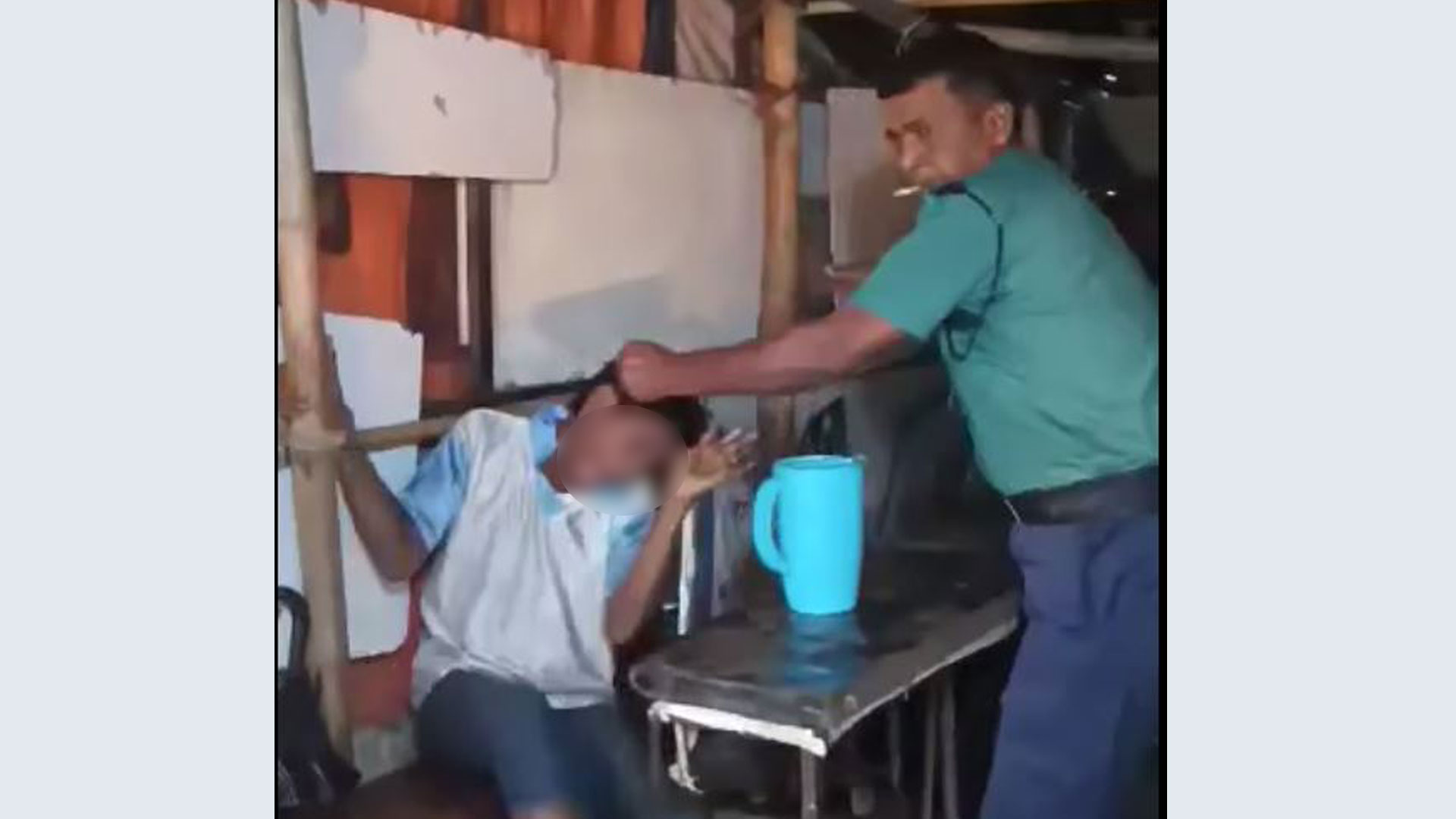 পুলিশ বক্স থেকে লাইটার চুরির অভিযোগে শিশুকে মারধর