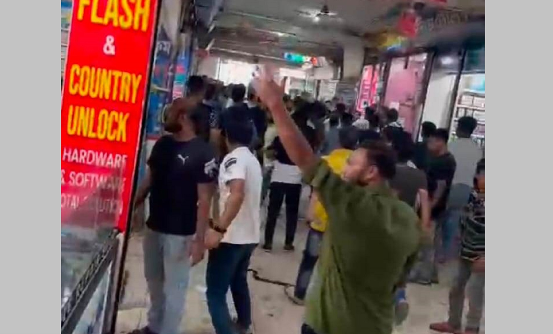 সাভারে জাবি শিক্ষার্থীদের সঙ্গে ব্যবসায়ীদের সংঘর্ষ