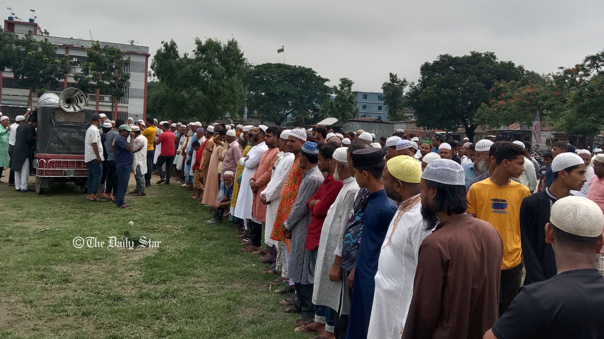 পারিবারিক কবরস্থানে সাংবাদিক নাদিমের দাফন