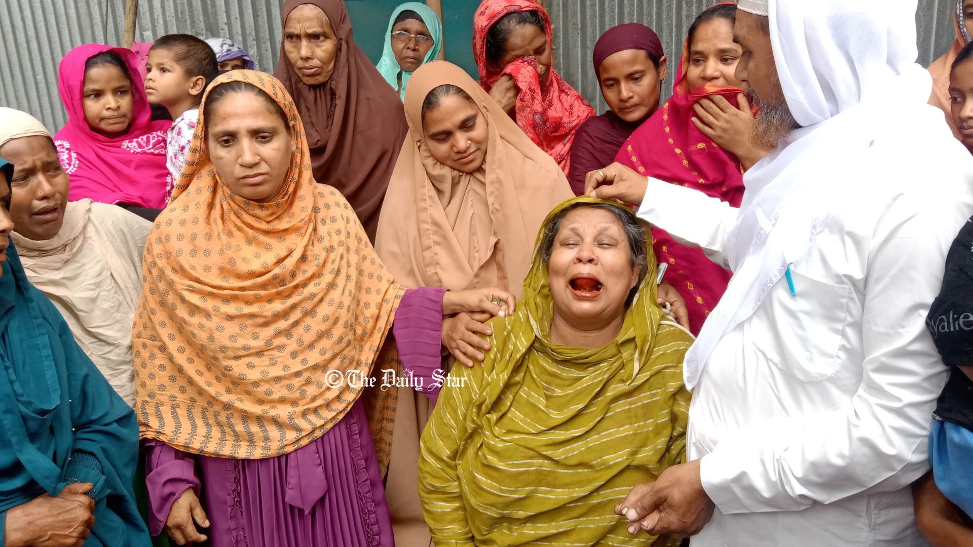 ‘আমার বাবাডারে আইনা দেও কেউ’