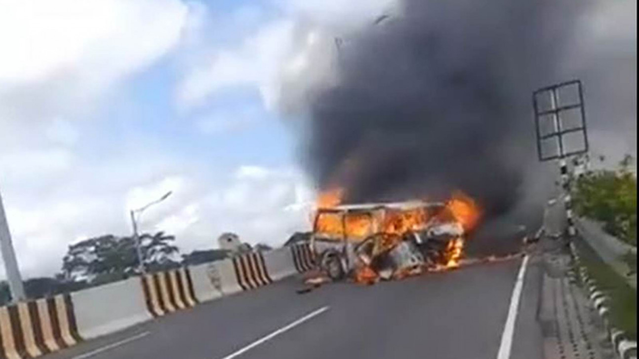 ‘অতিরিক্ত গতিতে রেলিংয়ে ধাক্কা খেয়ে নিয়ন্ত্রণ হারান চালক’