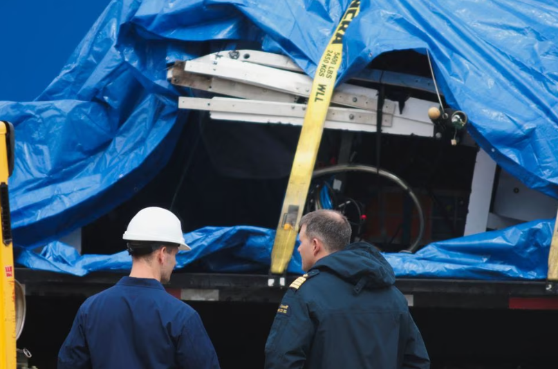 উপকূলে আনা হলো ডুবে যাওয়া সাবমেরিন টাইটানের ধ্বংসাবশেষ