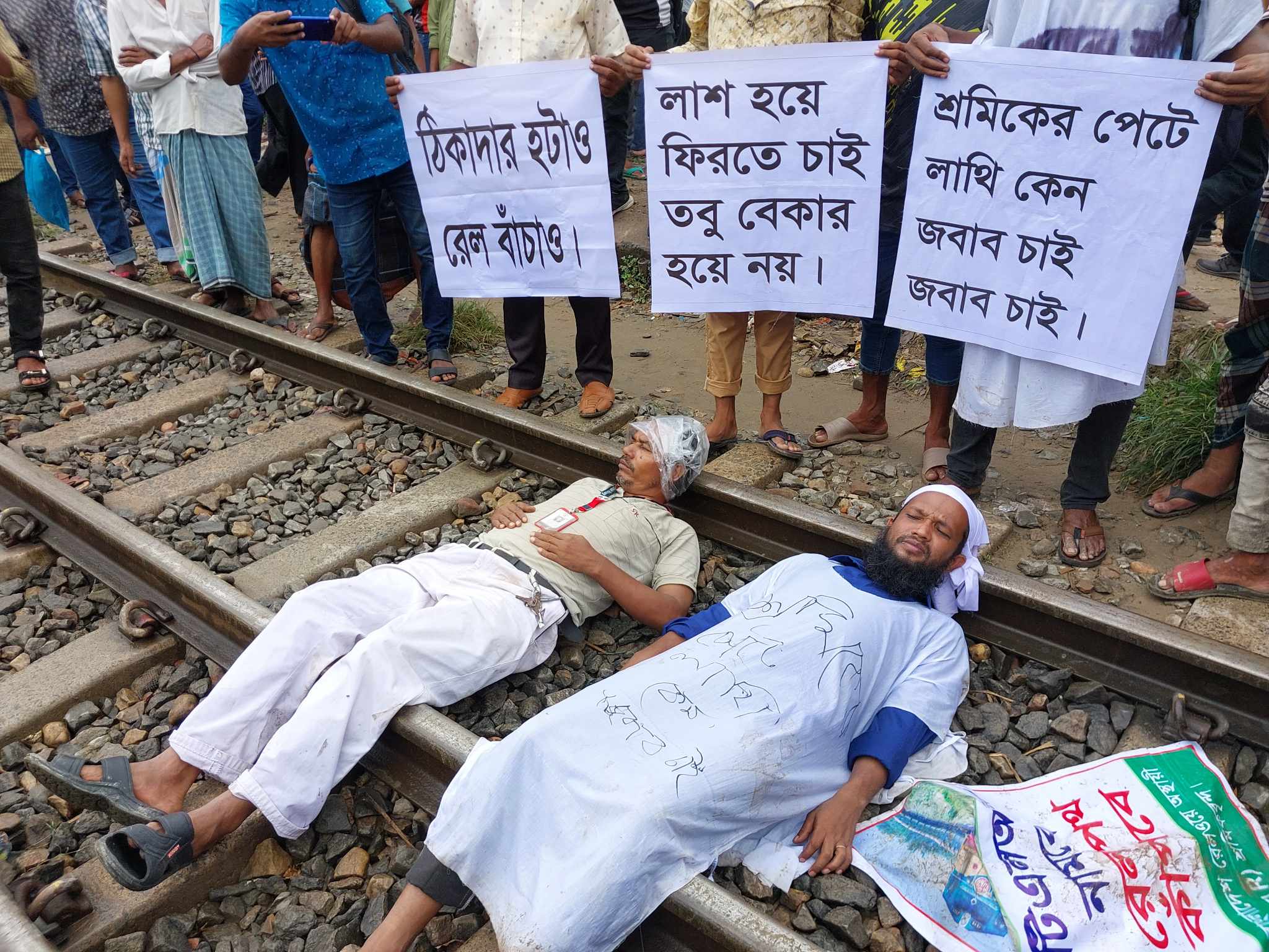 অস্থায়ী রেল শ্রমিকদের অবরোধ, ঢাকার সঙ্গে সারাদেশের রেল যোগাযোগ বন্ধ