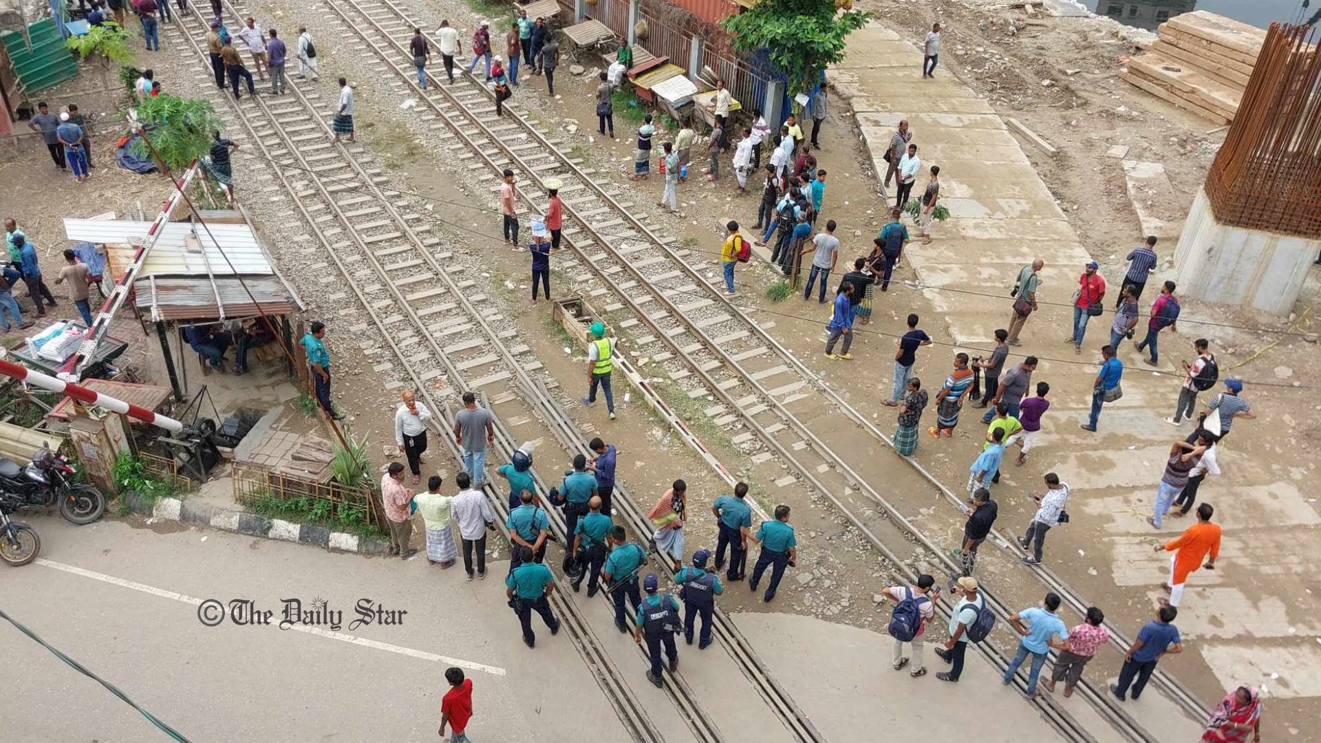 রেললাইন ছাড়লেন অস্থায়ী শ্রমিকরা, ৫ ঘণ্টা পর ঢাকার সঙ্গে রেল যোগাযোগ শুরু