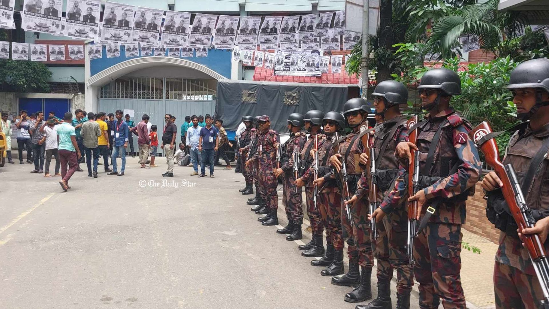 বৃষ্টিতে শুরু নিস্তরঙ্গ ভোট, বর্জন-মারধরে শেষ