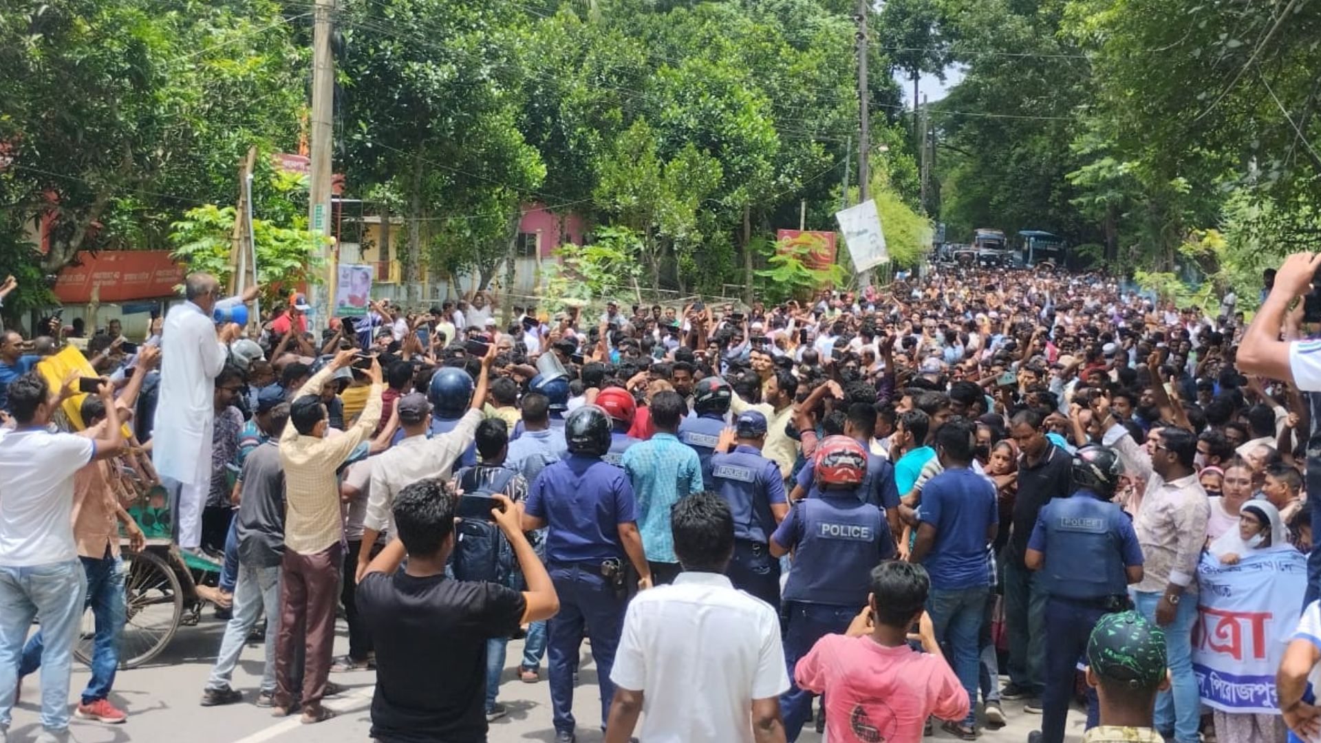 পিরোজপুরে পদযাত্রায় সংঘর্ষ: বিএনপির ২৫ নেতাকর্মী, ৭ পুলিশ ও সাংবাদিক আহত