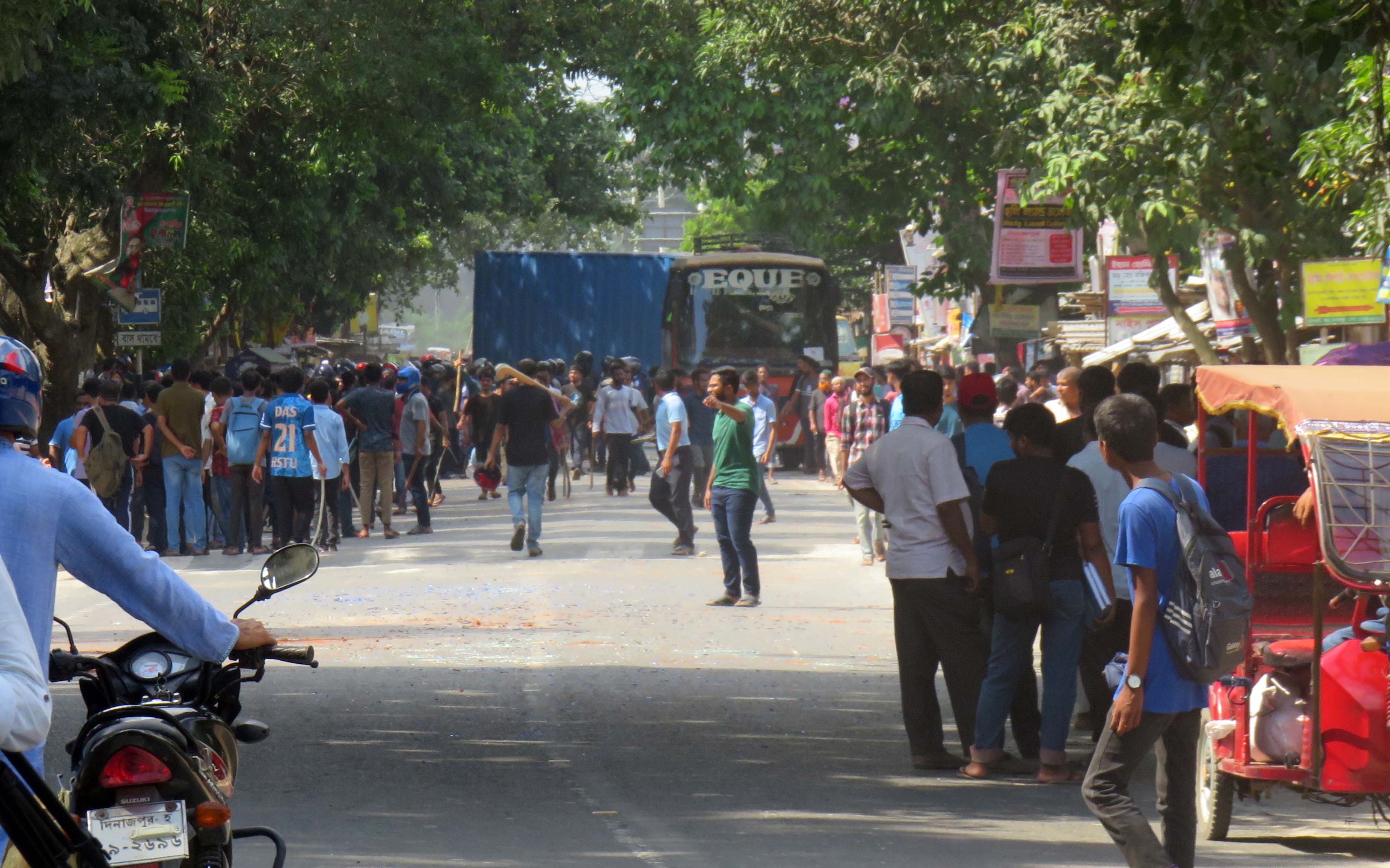 হাবিপ্রবির সামনে বিএনপি নেতাকর্মীদের সঙ্গে ছাত্রলীগের সংঘর্ষ