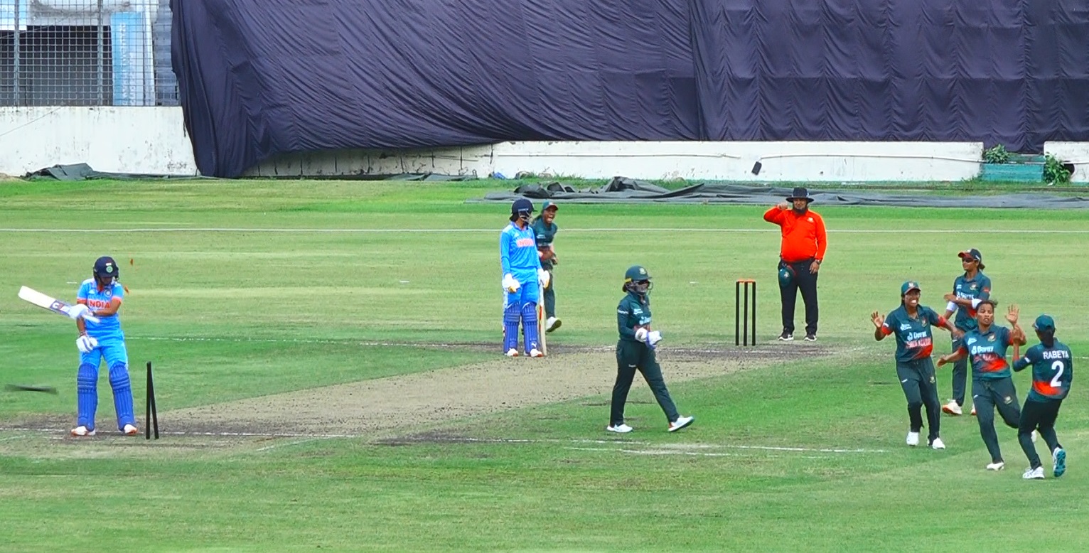 স্টাম্প ভাঙার পর আম্পায়ারিং নিয়ে ক্ষোভ প্রতিপক্ষের উপরও ঝাড়লেন হারমানপ্রিত