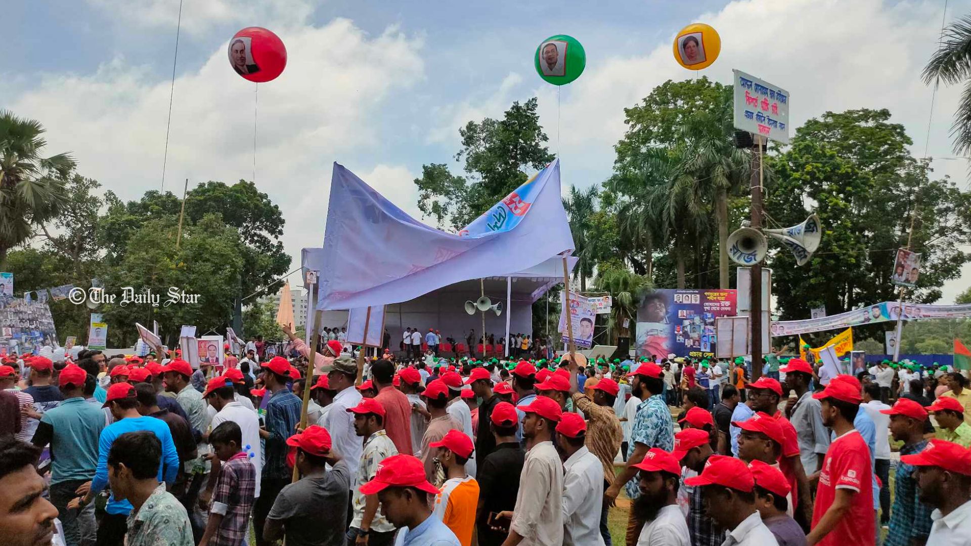 বিএনপির ‘তারুণ্যের সমাবেশে’ যোগ দিতে সোহরাওয়ার্দী উদ্যানে জড়ো হচ্ছেন নেতাকর্মীরা