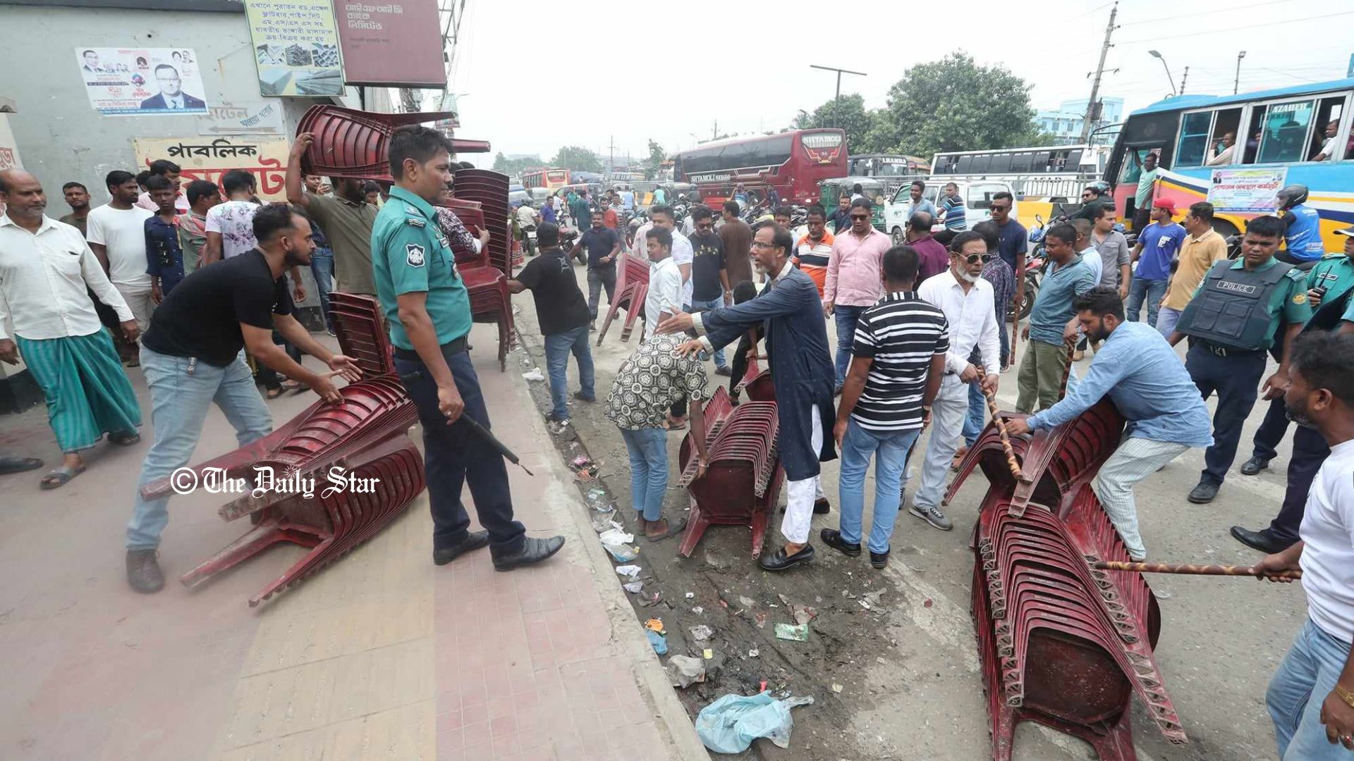 বিএনপির চেয়ার-মাইক নিয়ে গেল পুলিশ