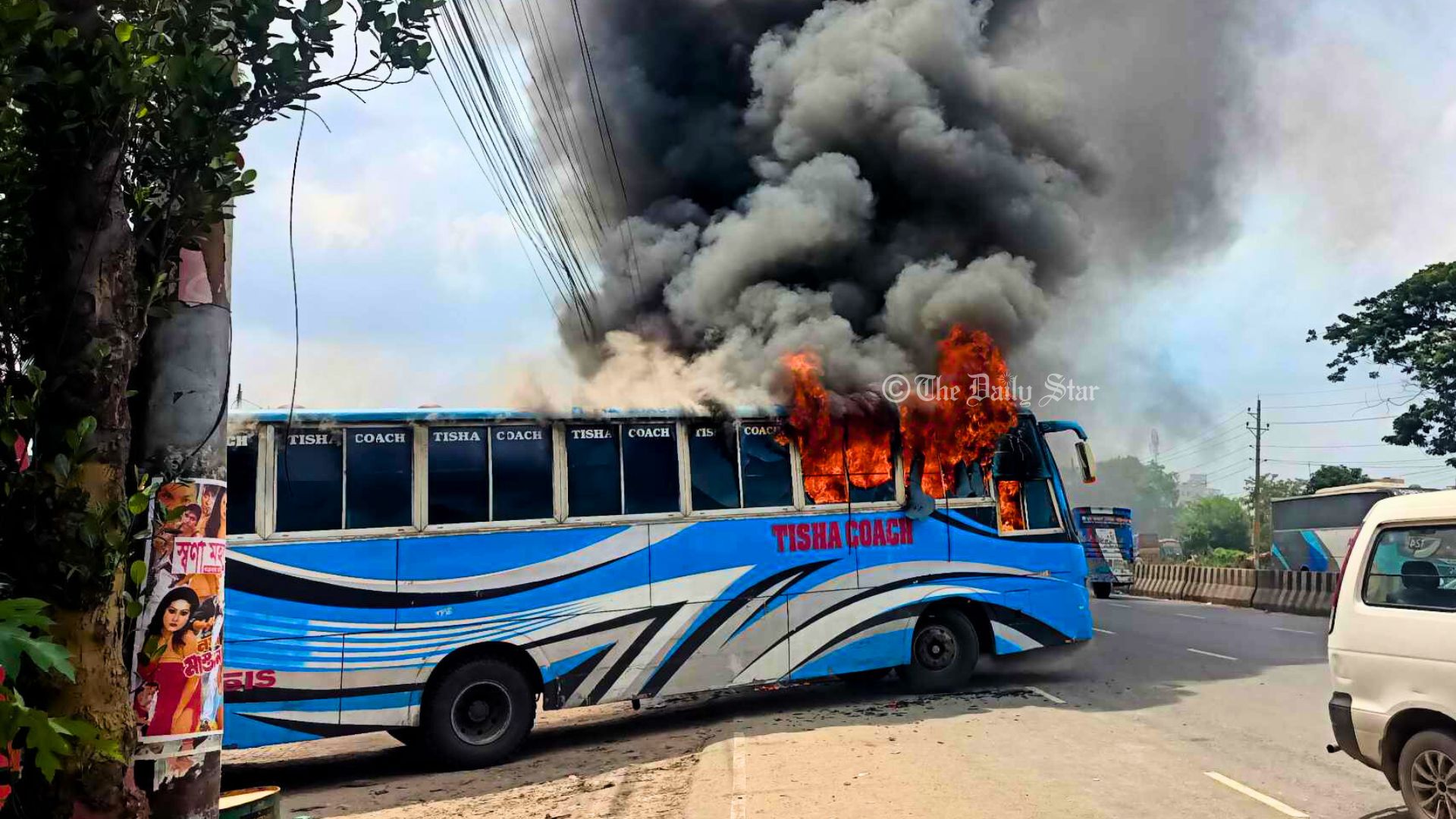 মাতুয়াইলে পুলিশ-বিএনপি সংঘর্ষ: ৪ বাসে আগুন, গুলিবিদ্ধ ১