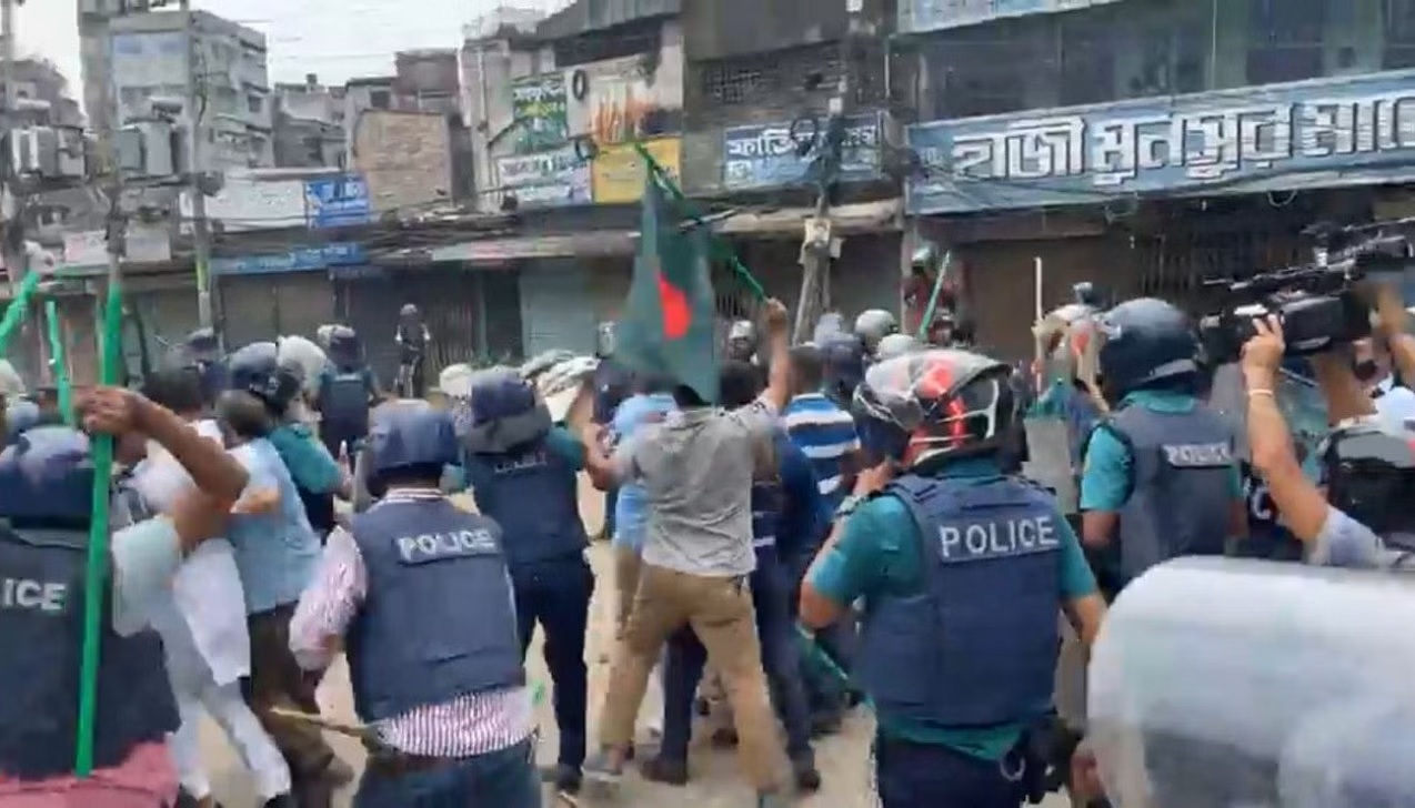 ধোলাইখালে পুলিশের সঙ্গে সংঘর্ষ: বিএনপির ৪২৪ নেতাকর্মীর বিরুদ্ধে মামলা