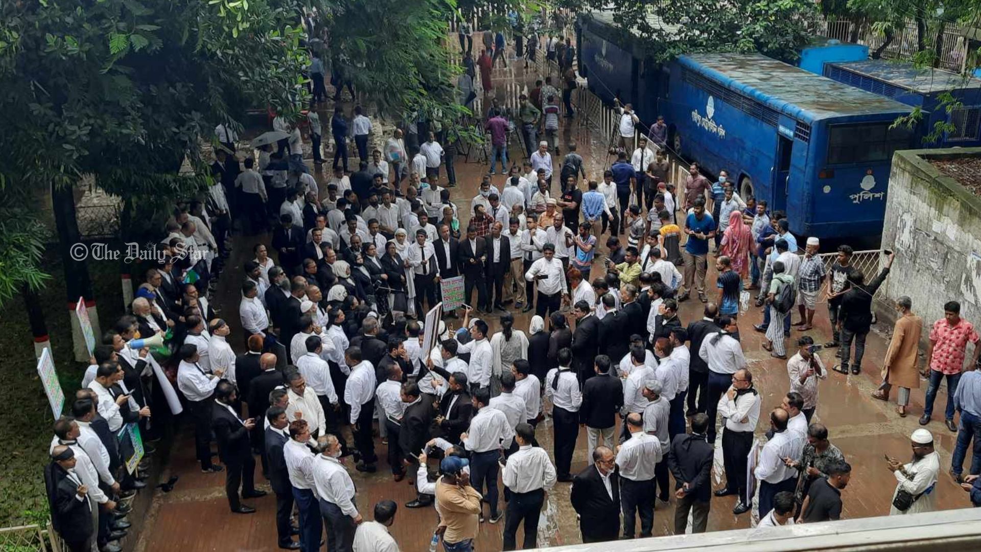 বিএনপিপন্থি আইনজীবীদের বিক্ষোভ-উত্তেজনা, অতিরিক্ত পুলিশ মোতায়েন