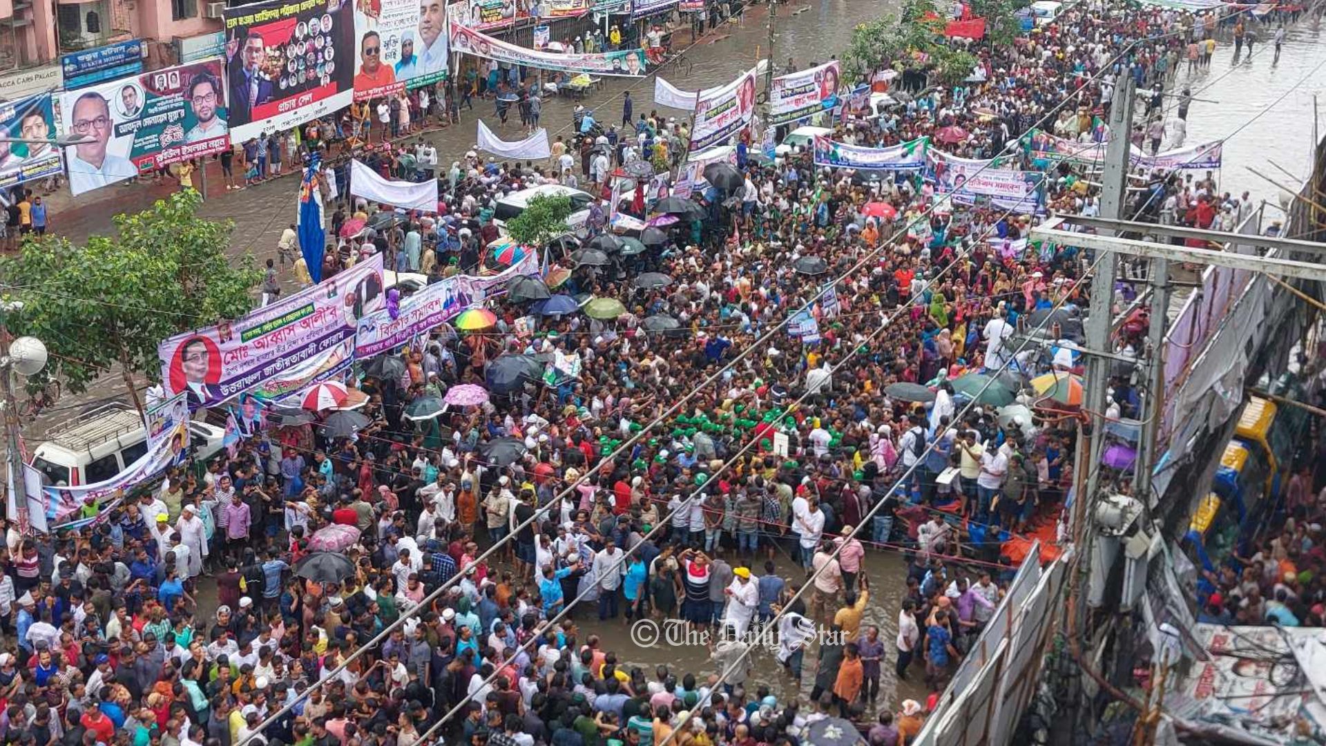 বৃষ্টি উপেক্ষা করে নয়াপল্টনে বিএনপির সমাবেশ