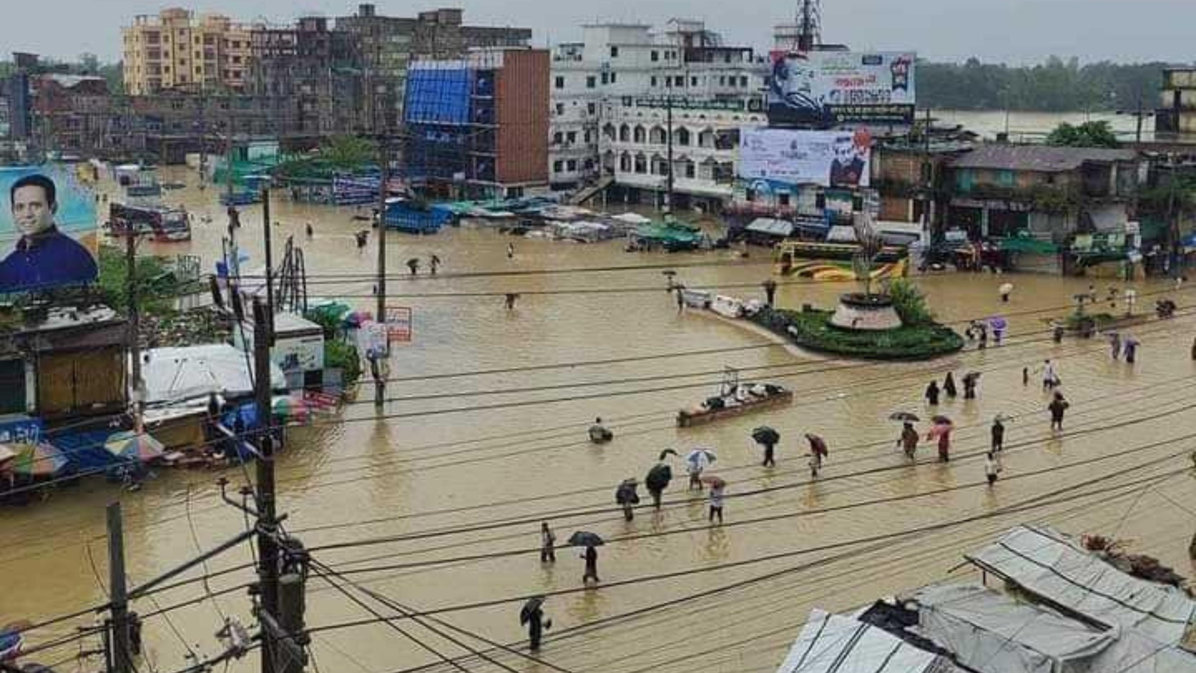 ভারী বৃষ্টিতে ডুবে গেছে চট্টগ্রাম-কক্সবাজার মহাসড়ক