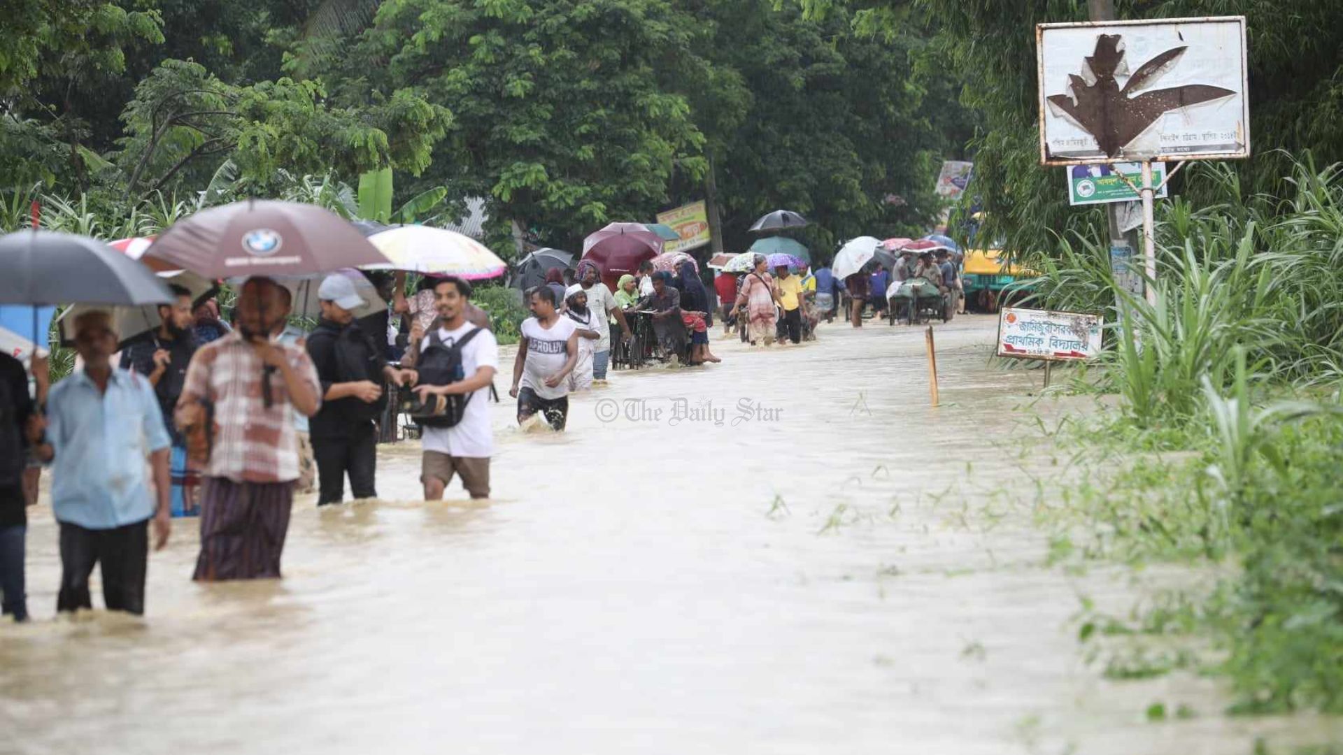 আকস্মিক বন্যায় দক্ষিণ চট্টগ্রামের ৩ উপজেলার ৩ লক্ষাধিক মানুষ পানিবন্দী