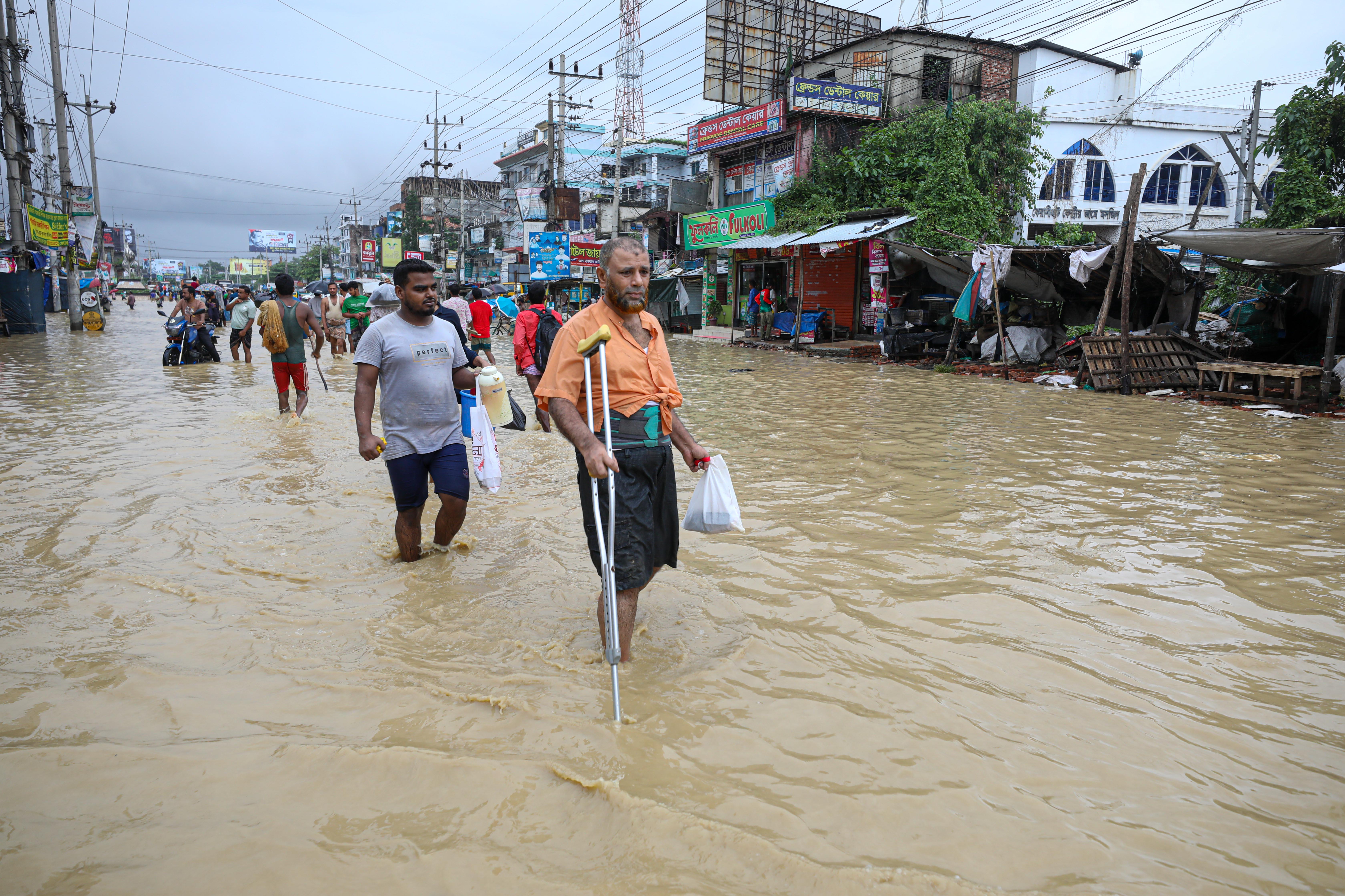 বৃষ্টি থামলেও দুর্ভোগ কমেনি চট্টগ্রামবাসীর