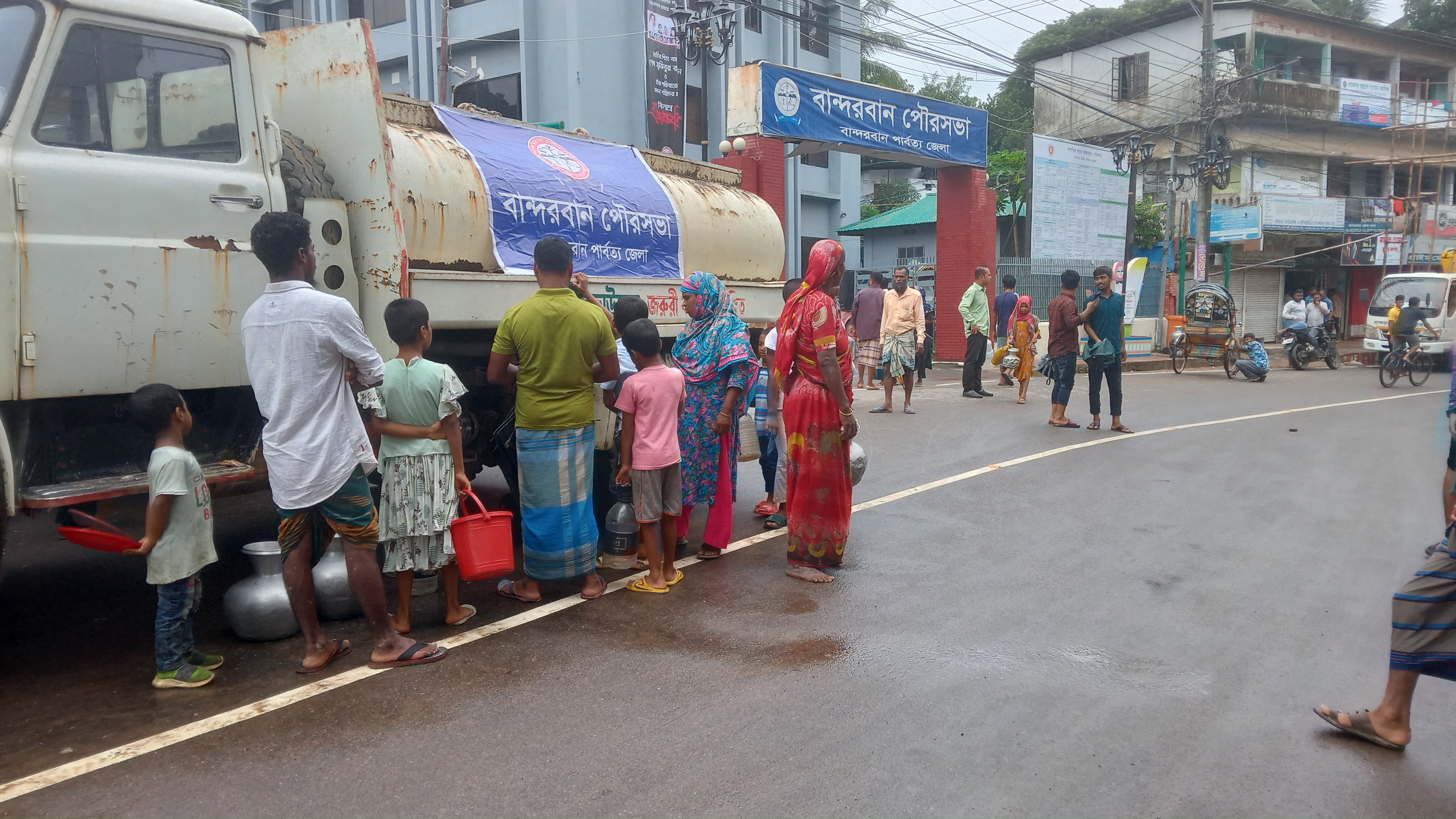 বন্যা পরিস্থিতির উন্নতি হলেও কাটেনি বিশুদ্ধ পানির সংকট