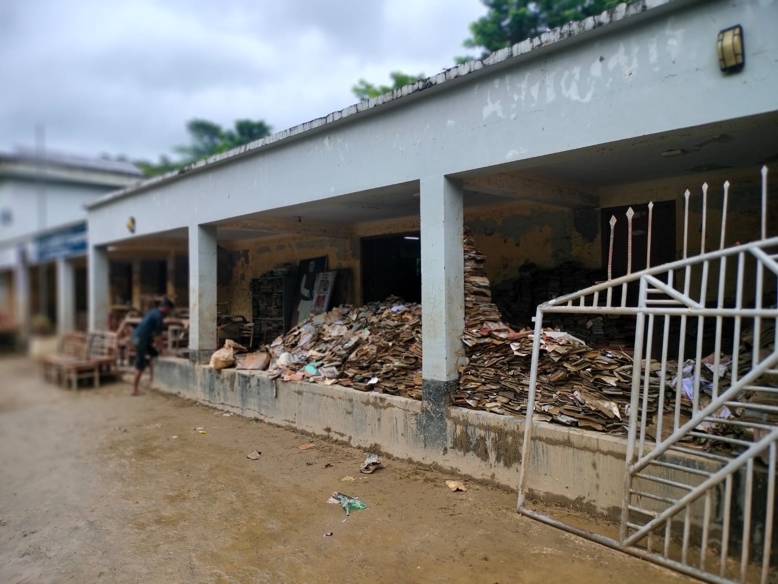 বন্যার পানিতে ভিজে শেষ বান্দরবান জেলা গণগ্রন্থাগারের ৩০ হাজার বই
