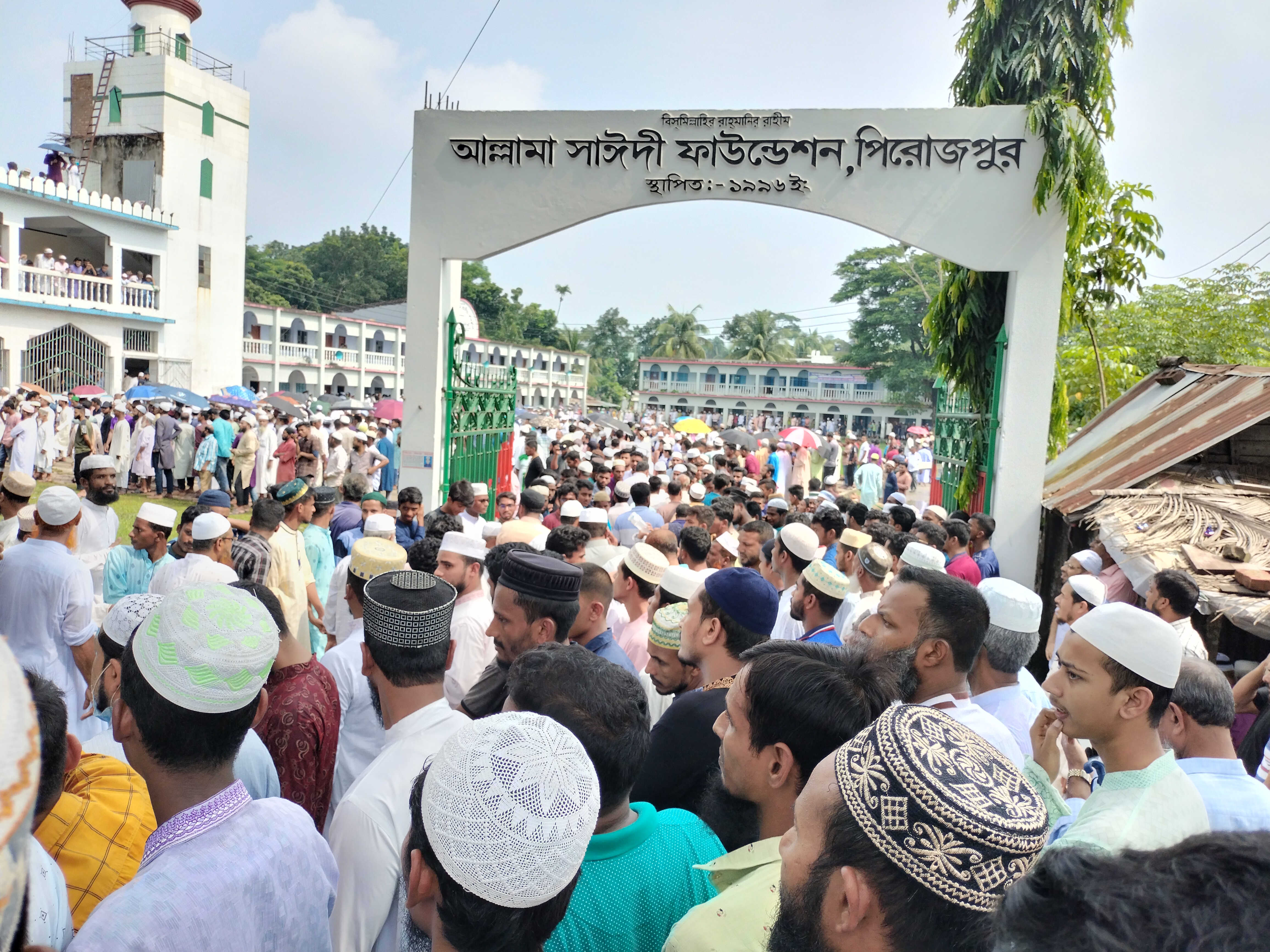 পিরোজপুরে দেলাওয়ার হোসাইন সাঈদীর দাফন