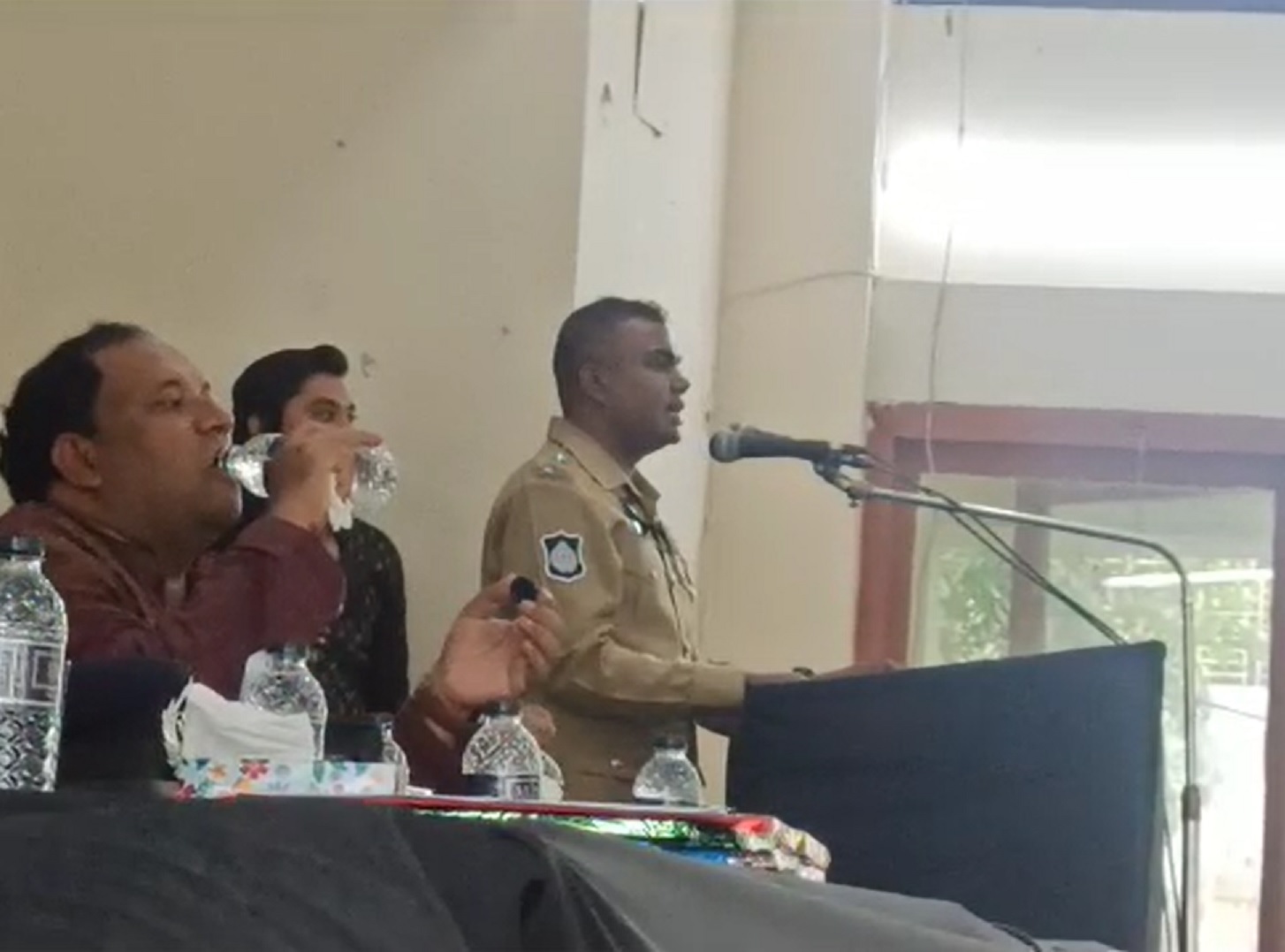 অর্থমন্ত্রীর জন্য ভোট চাইলেন নাঙ্গলকোট থানার ওসি