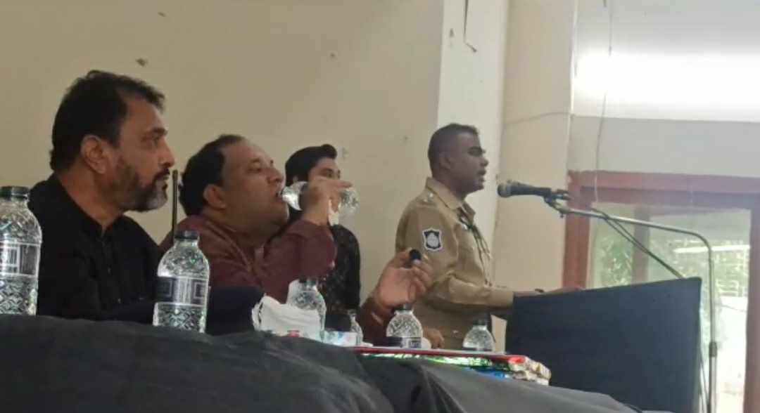 অর্থমন্ত্রীর জন্য ভোট চাওয়া সেই ওসিকে পুলিশলাইনে বদলি