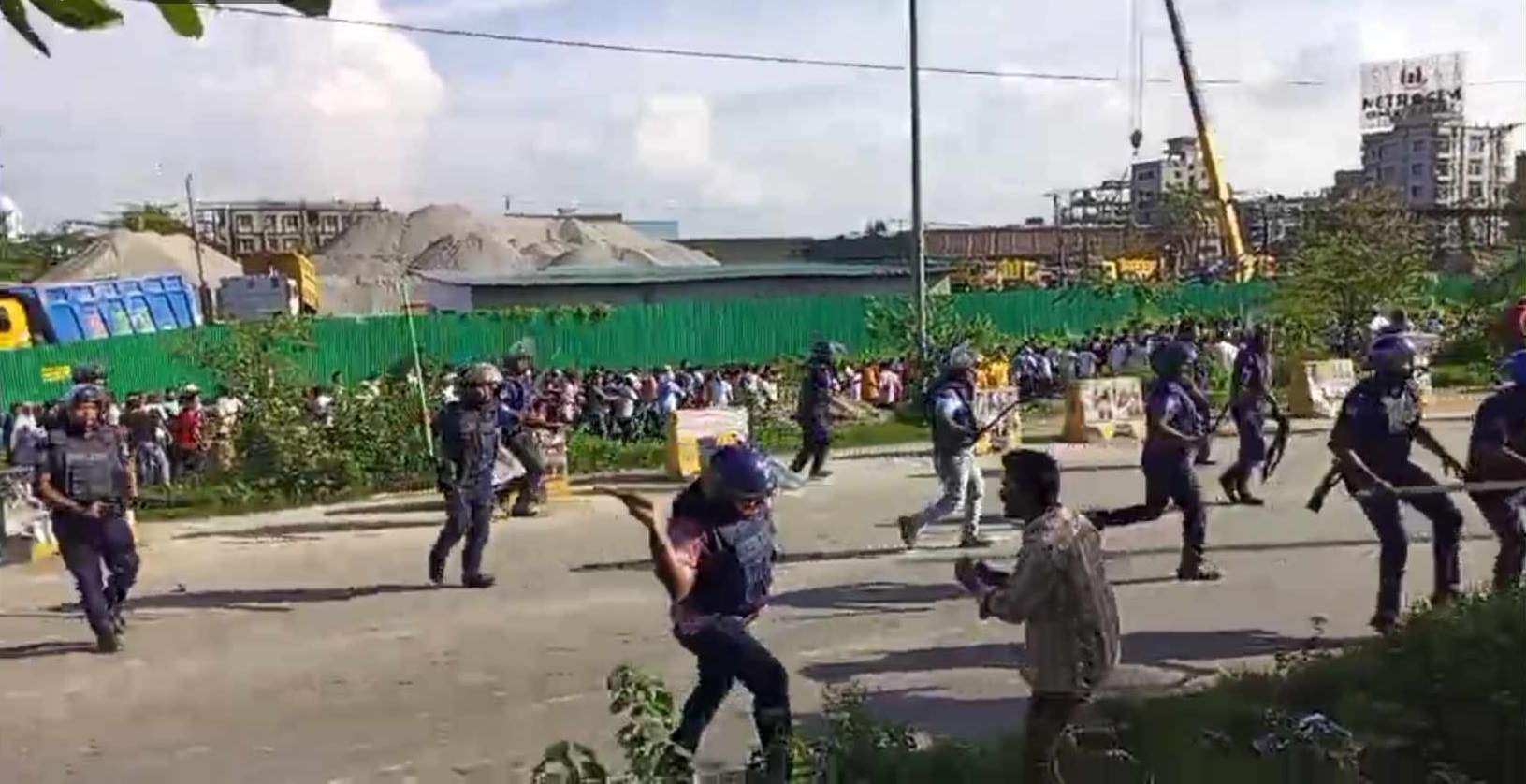 পুলিশের লাঠিচার্জে কাঁচপুরে বিএনপির পদযাত্রা পণ্ড