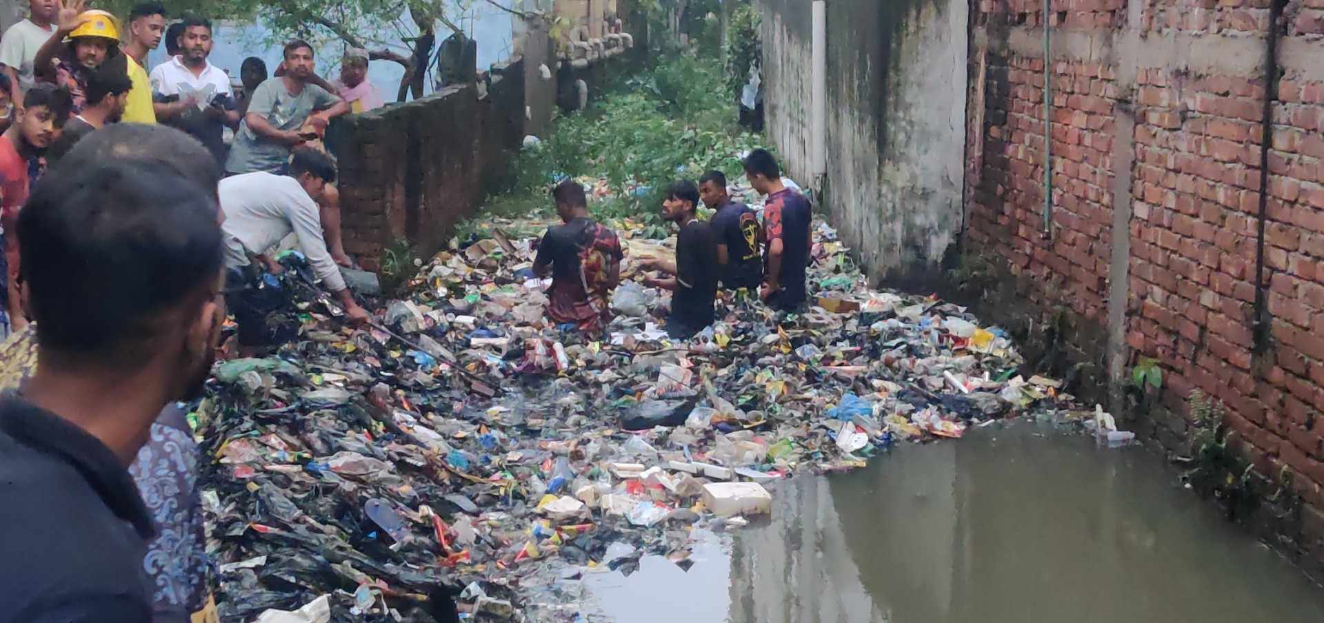 চট্টগ্রামে খোলা ড্রেনে পড়ে শিশু নিখোঁজ