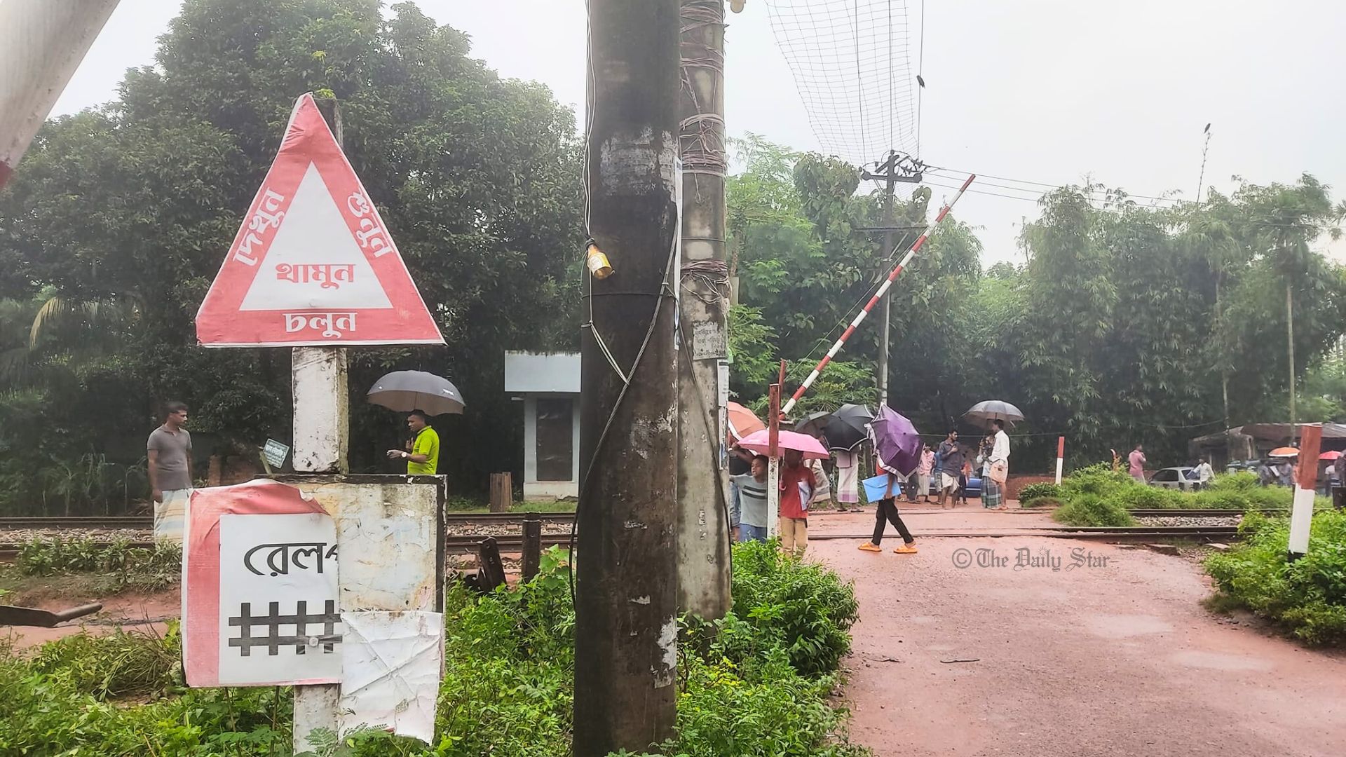 ‘গেটম্যান না থাকায় বার ওঠানো ছিল রেলক্রসিংয়ের’