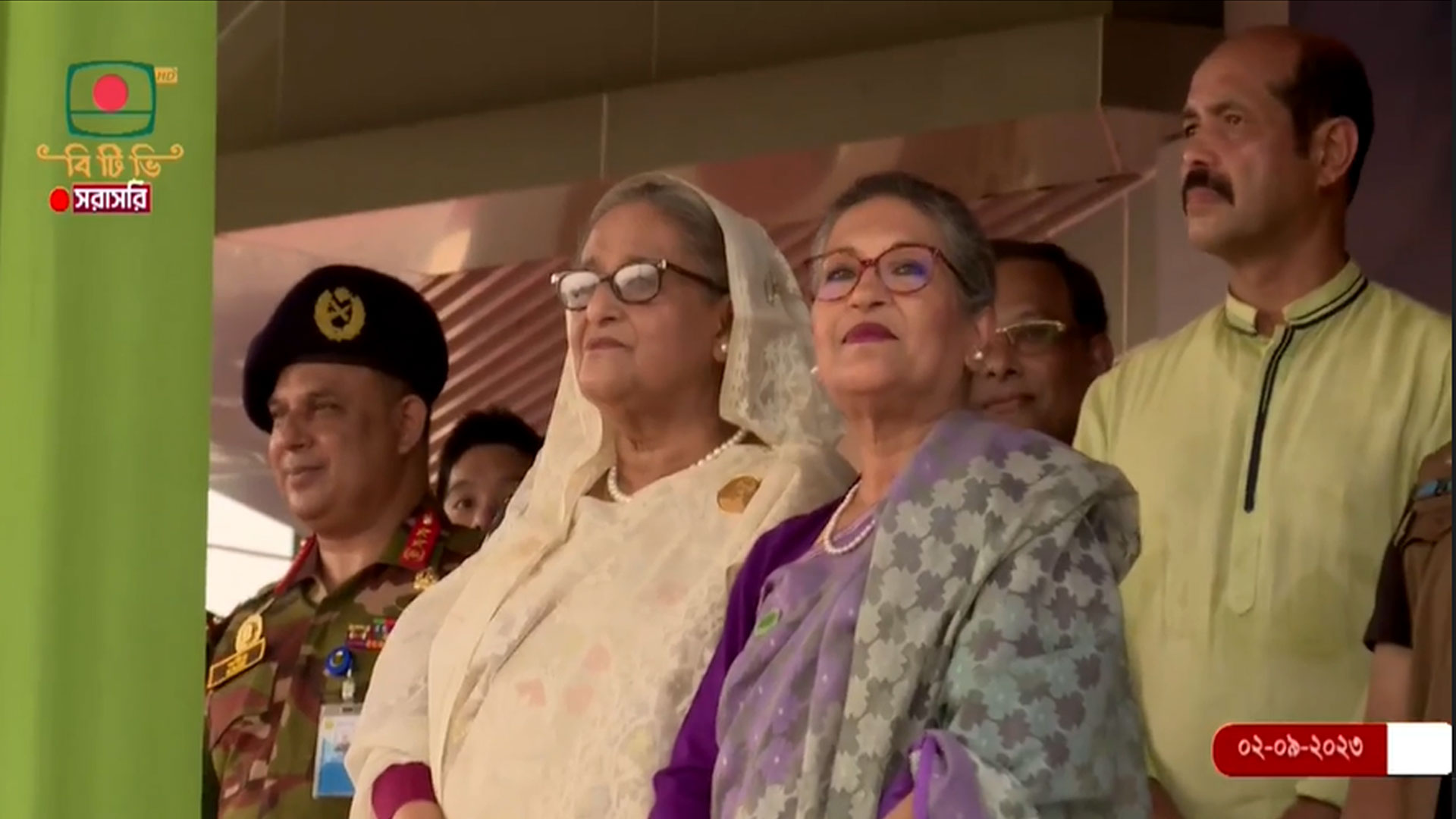 প্রথম যাত্রী হিসেবে টোল দিয়ে এক্সপ্রেসওয়ের উদ্বোধন করলেন প্রধানমন্ত্রী শেখ হাসিনা