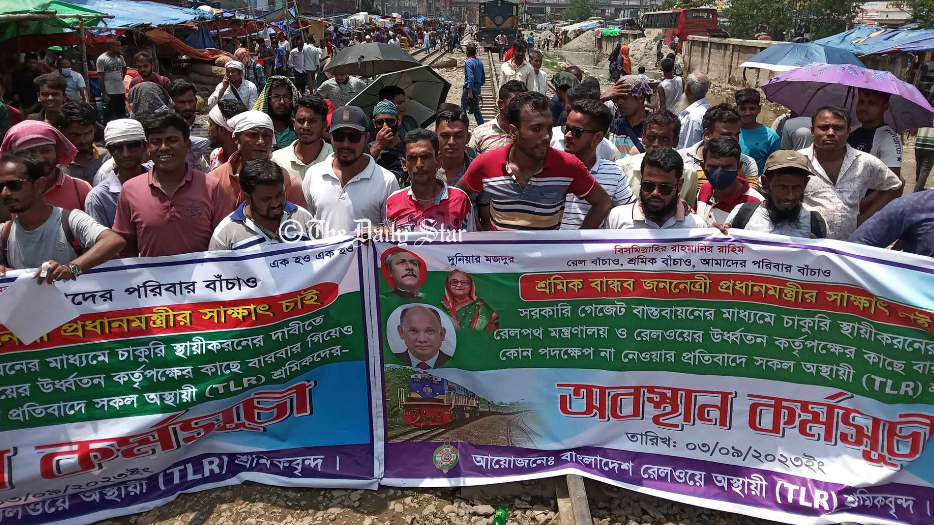 মালিবাগে রেল শ্রমিকদের লেভেল ক্রসিং অবরোধ