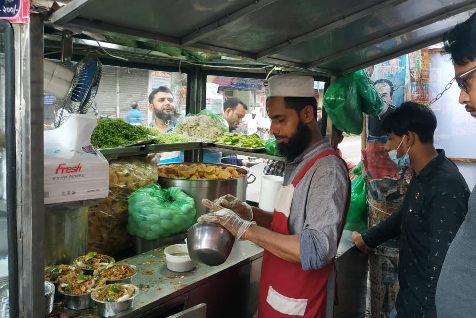 দিনে ৩২ হাজার টাকার বিক্রি, কী বিশেষত্ব ফরিদপুরের মামুনের চটপটির