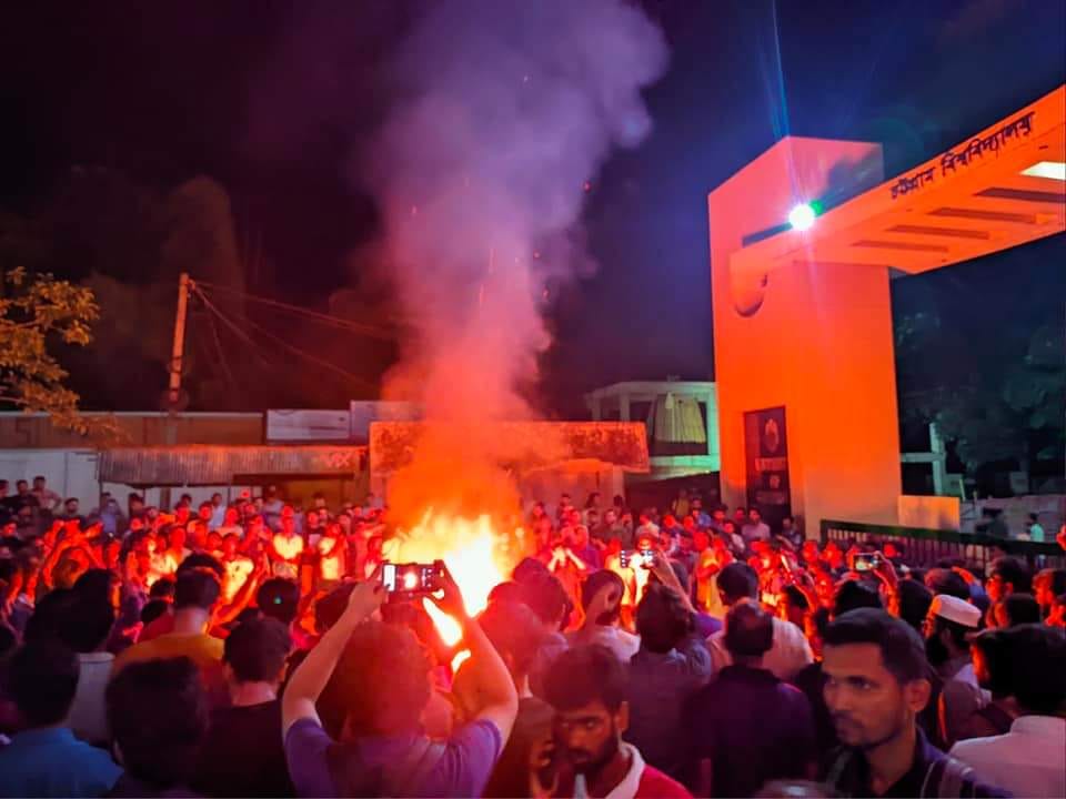 উপাচার্য বাসভবনে ভাঙচুর-আগুন চবি শিক্ষার্থীদের